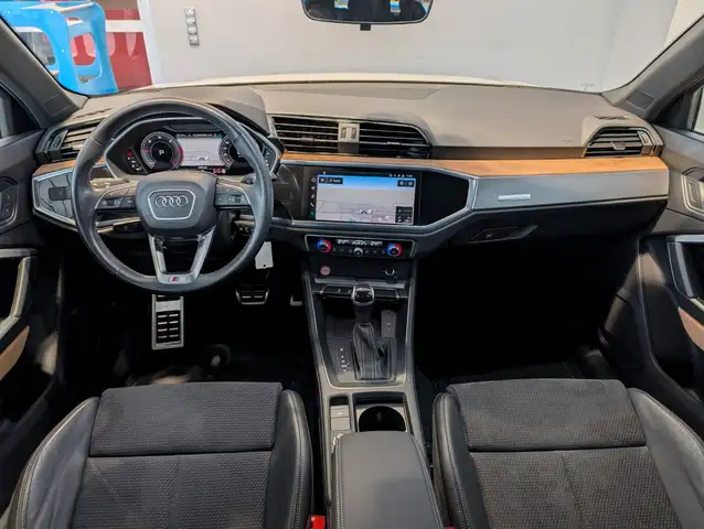 Audi Q3 view 12