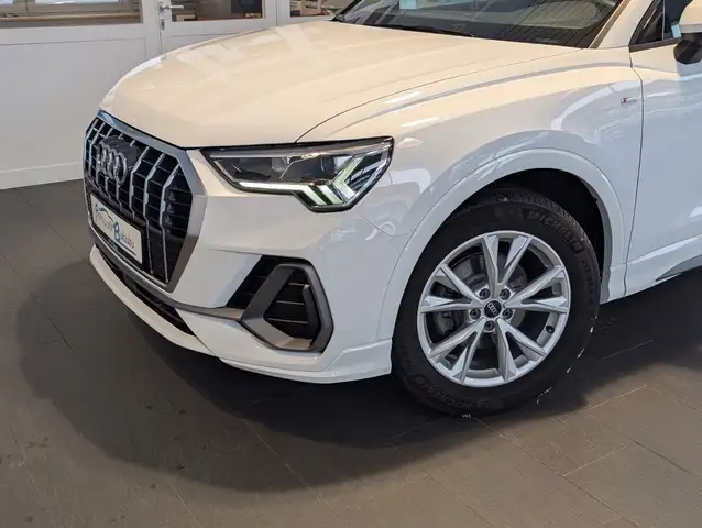 Audi Q3 view 5