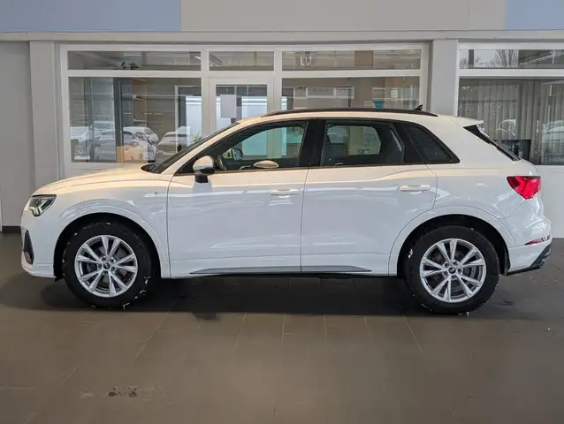 Audi Q3 view 6