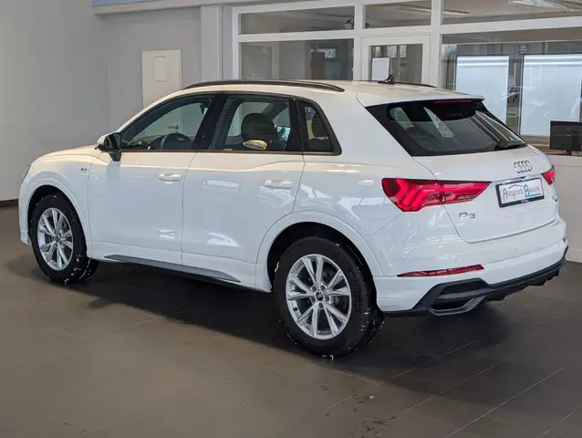 Audi Q3 view 9