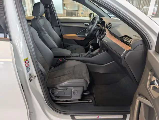 Audi Q3 view 3
