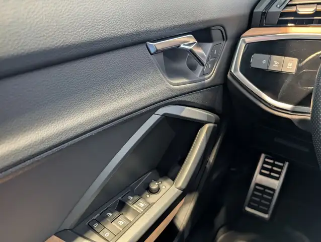 Audi Q3 view 13