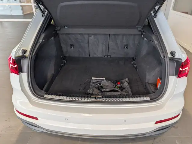 Audi Q3 view 11