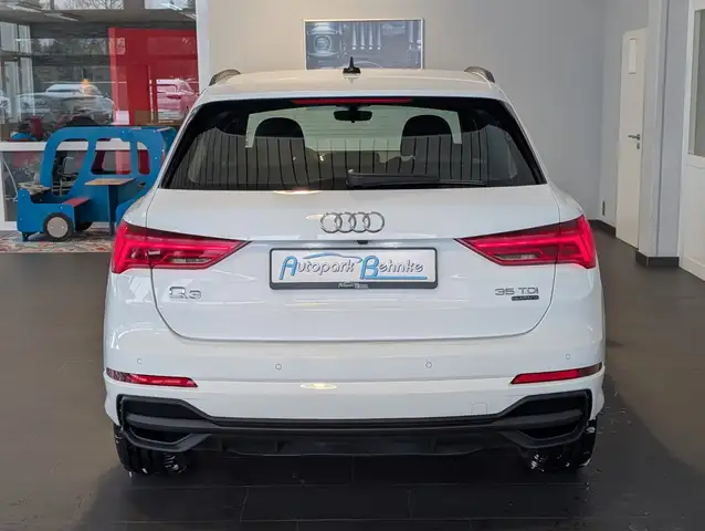 Audi Q3 view 10
