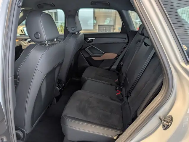 Audi Q3 view 8