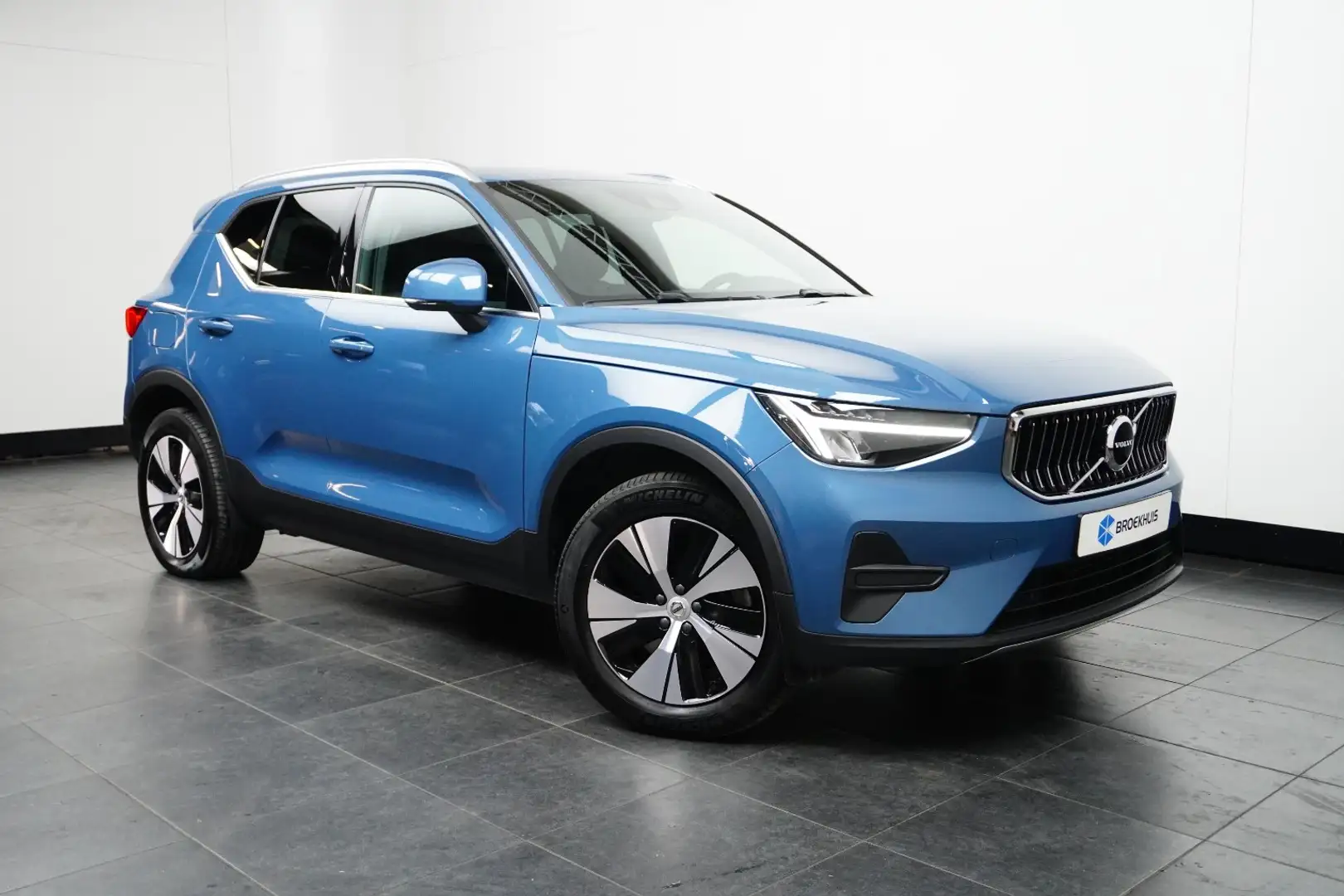 Volvo XC40 T4 Recharge Core Bright | PDC V+A & Camera | Elekt Blauw - 2