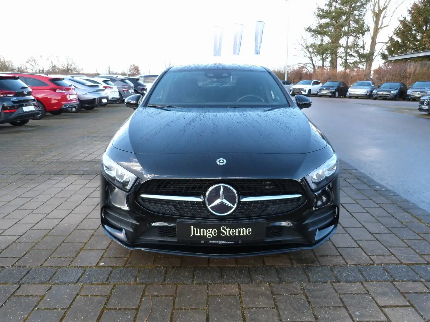 Mercedes-Benz A 180 Limousine AMG Night LED+Towi+Head Up+Sound Schwarz - 2