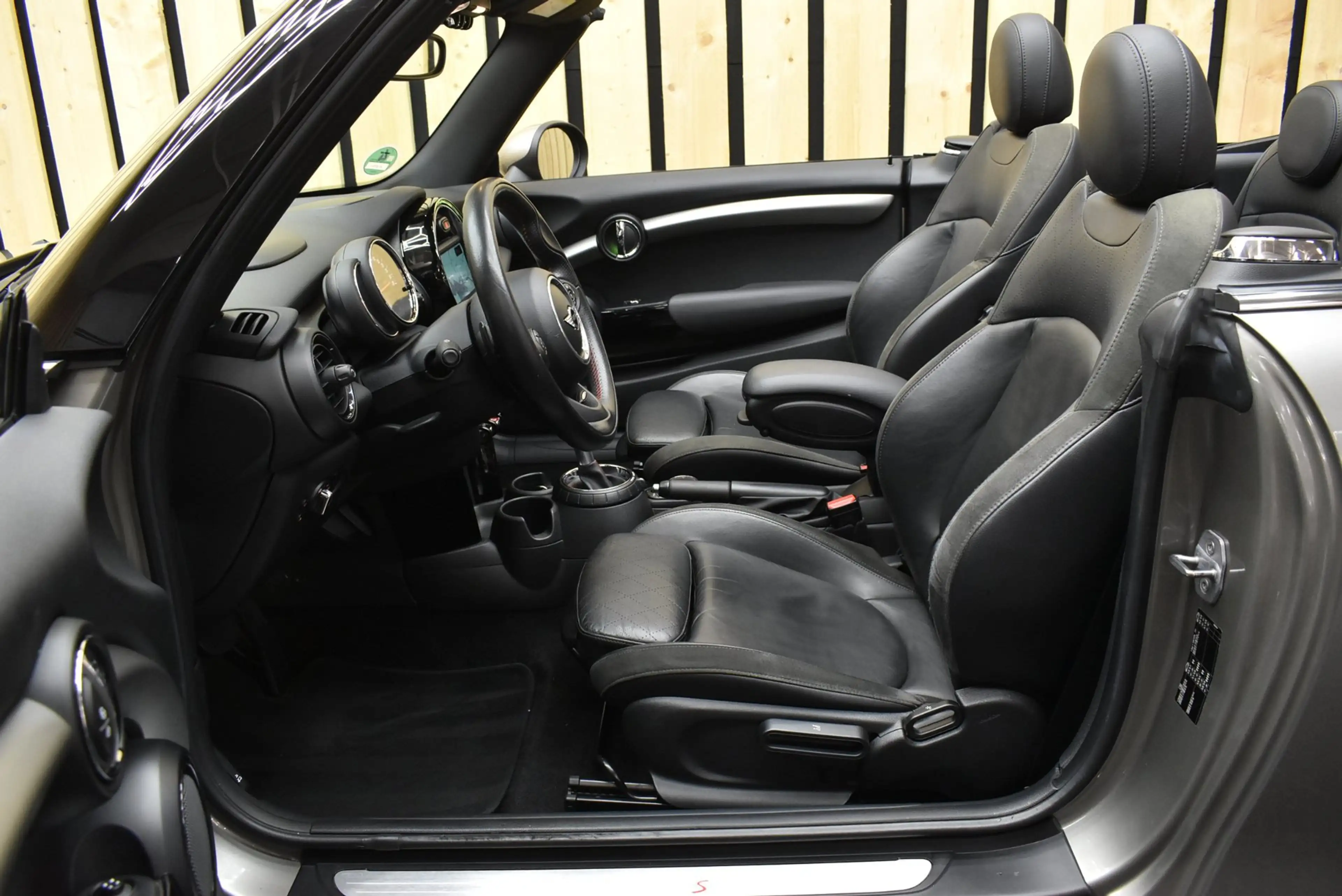MINI Cooper S Cabrio 2.0 Chili Serious Business 192 PK JCW LED 17" NL-a — photo 6