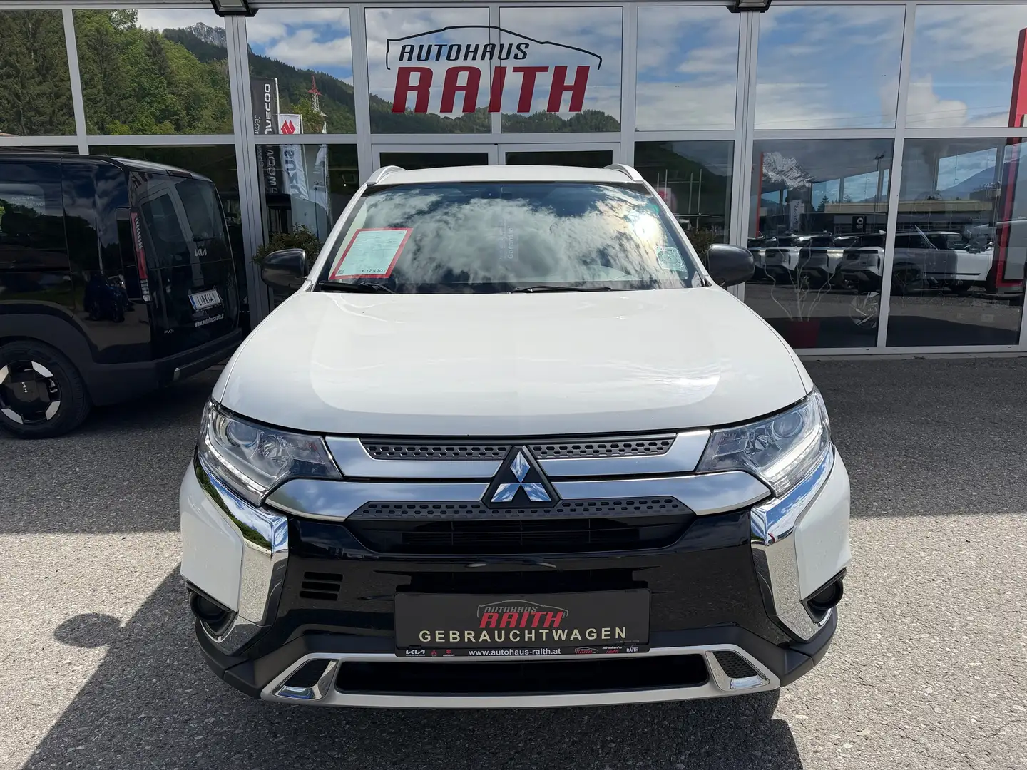 Mitsubishi Outlander Outlander 2,0 MIVEC Invite Vision40 AS&G Weiß - 2