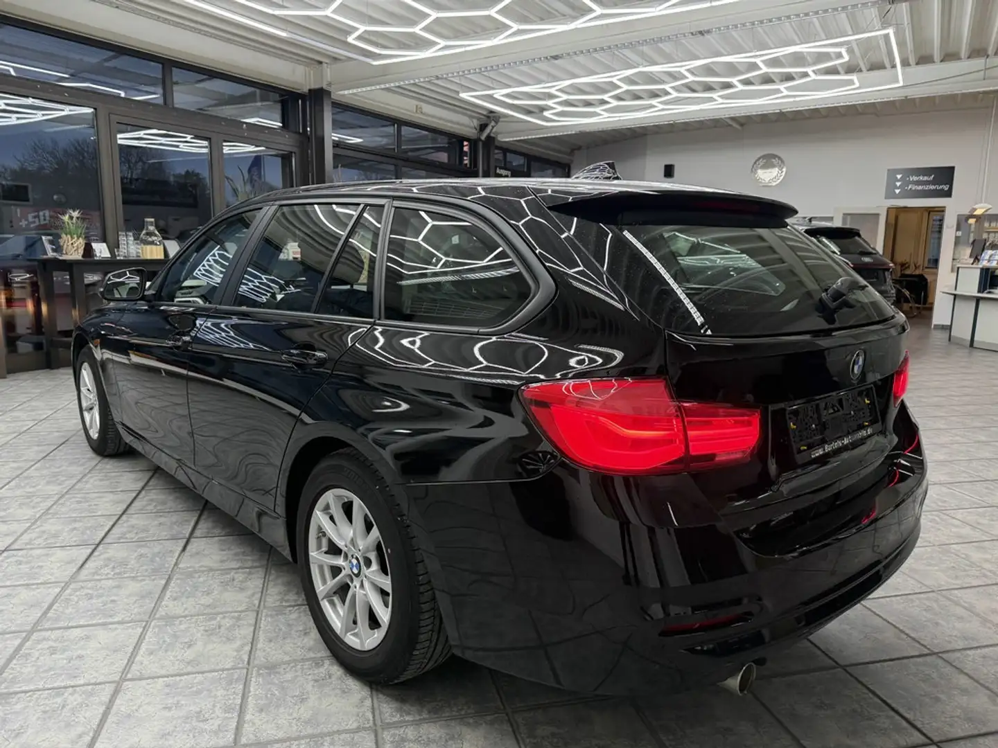 BMW 316 dA Touring Advantage, 2.Hd., Navi, Sitzheiz. Schwarz - 2