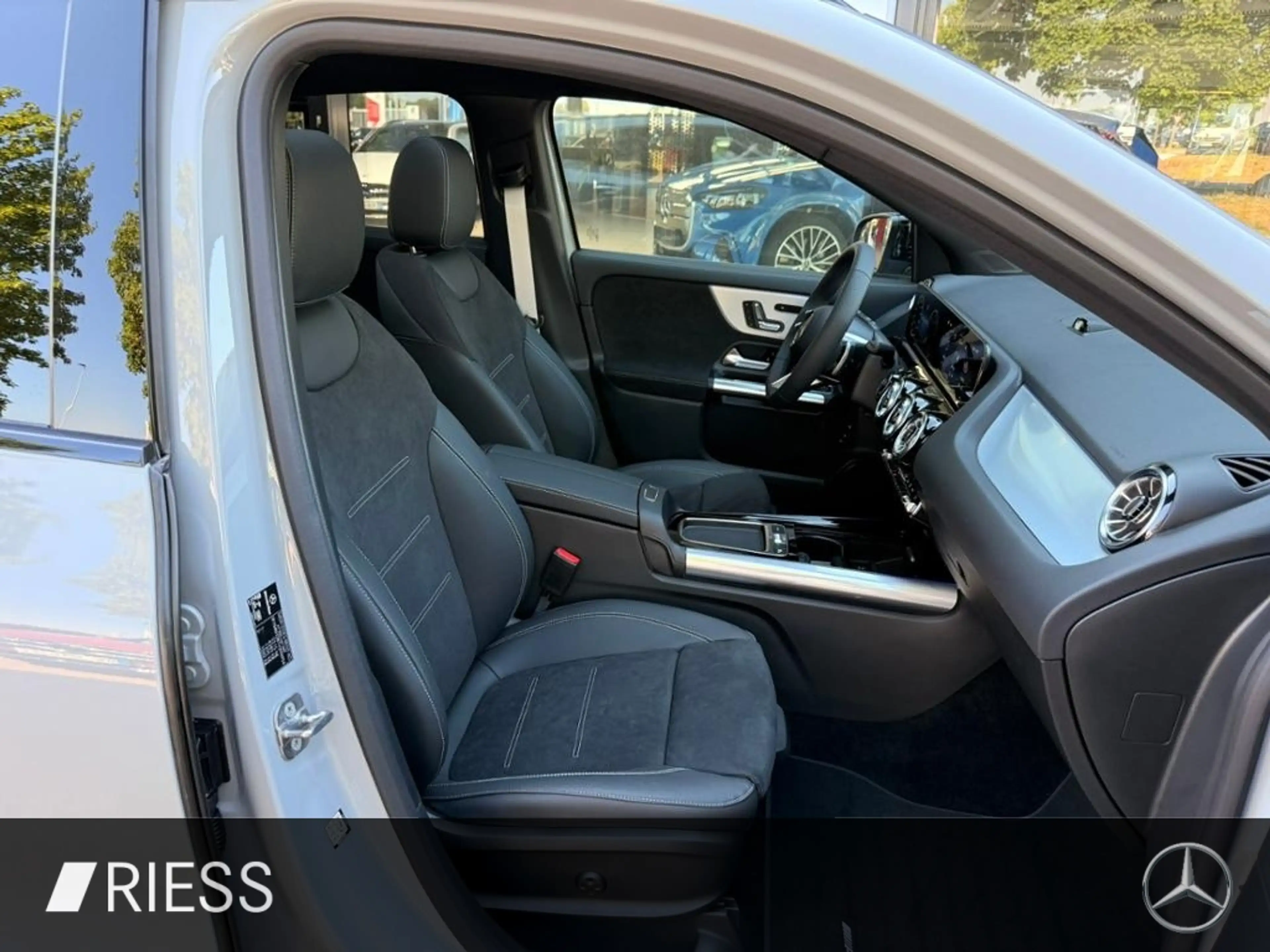 Mercedes-Benz GLA 200 d 4M AMG+AHK+PANO+360°+MULTIB+20"+DISTRO — photo 10