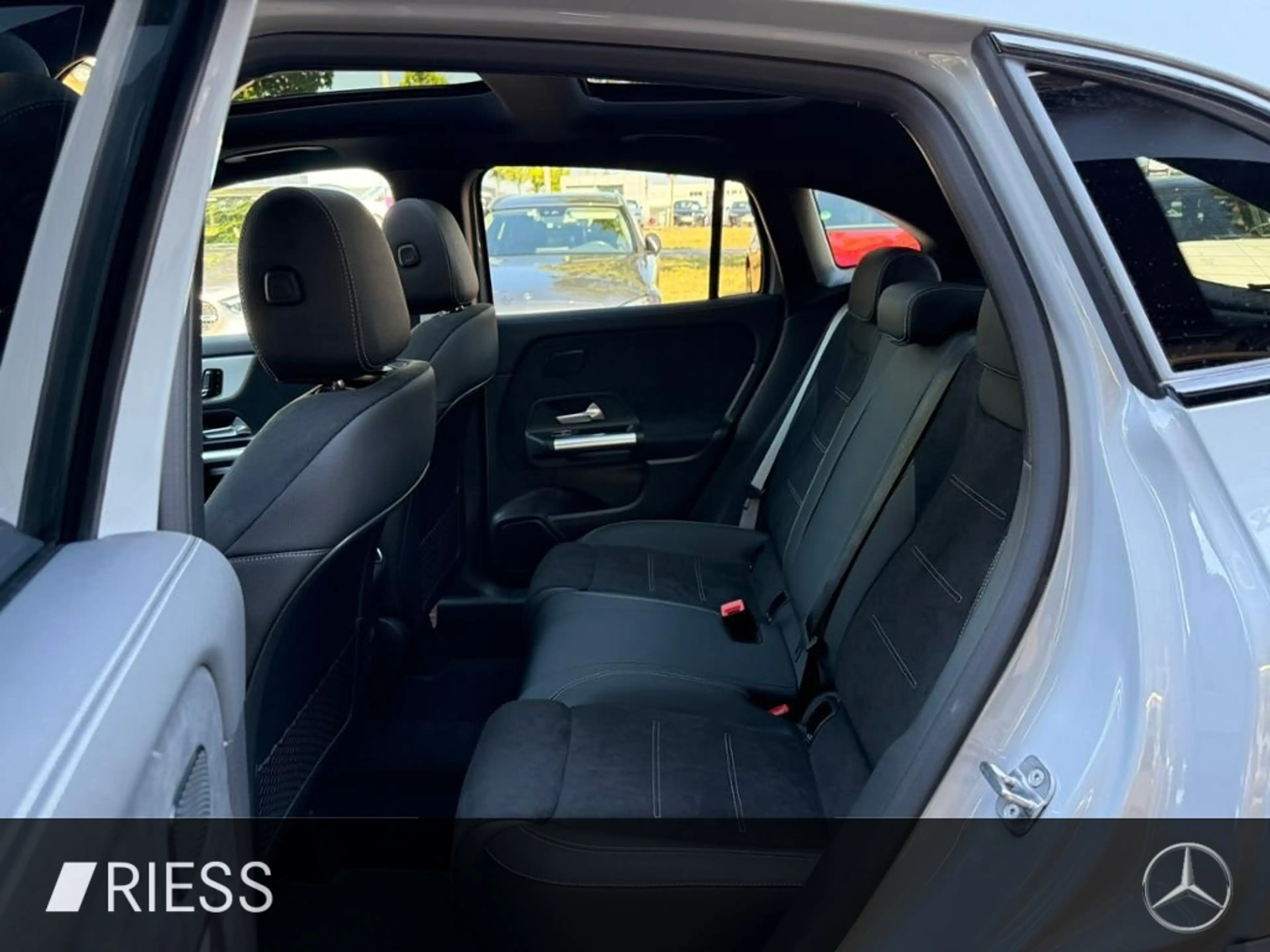 Mercedes-Benz GLA 200 d 4M AMG+AHK+PANO+360°+MULTIB+20"+DISTRO — photo 5