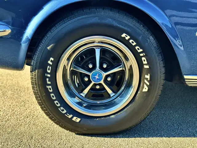 Ford Mustang view 4