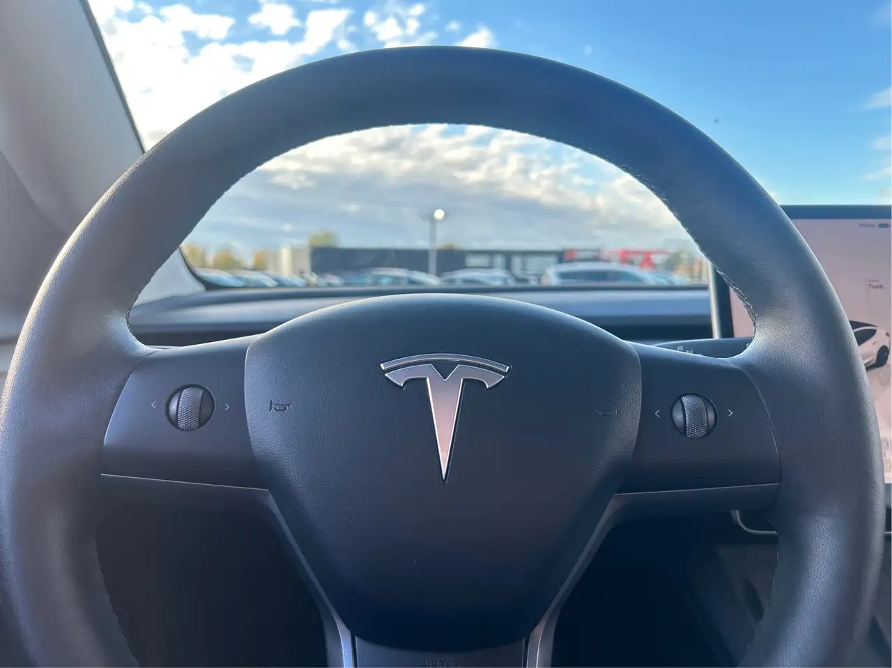 Tesla Model 3 снимка Tesla Model 3