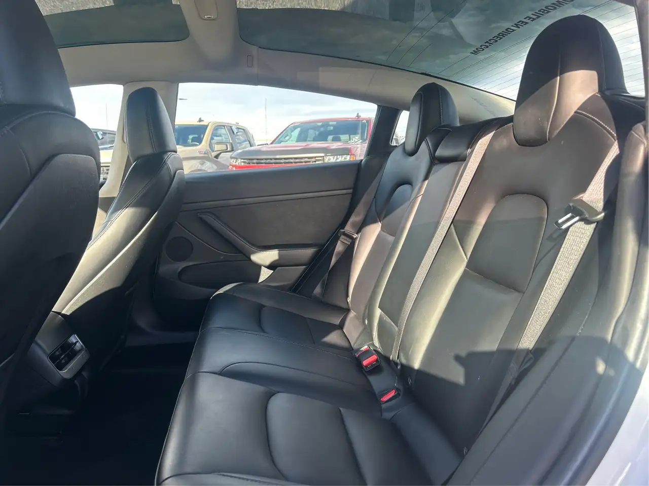Tesla Model 3 снимка Tesla Model 3