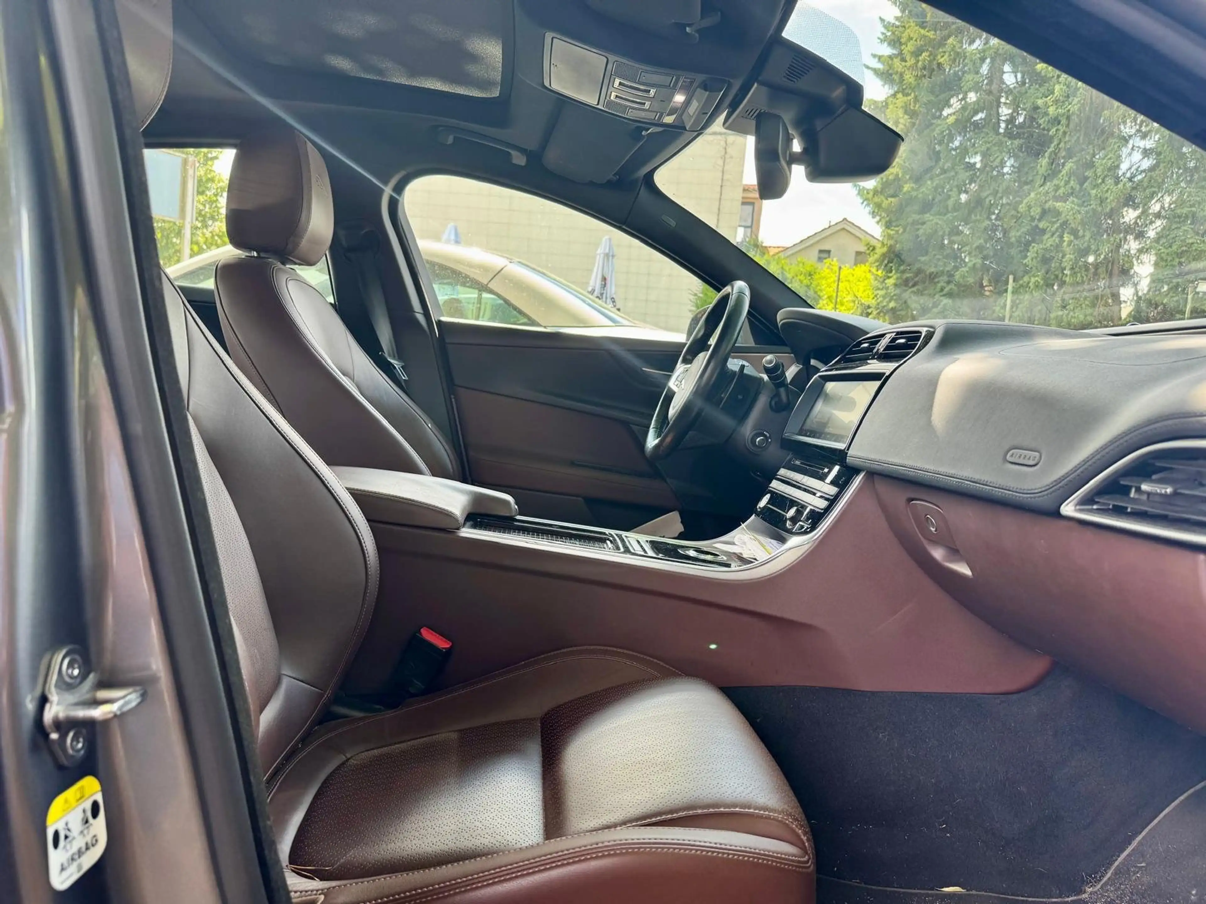 Jaguar XE 2.0 Euro 6 Leder 61.200 KM LED Pano Klima Leder — photo 6