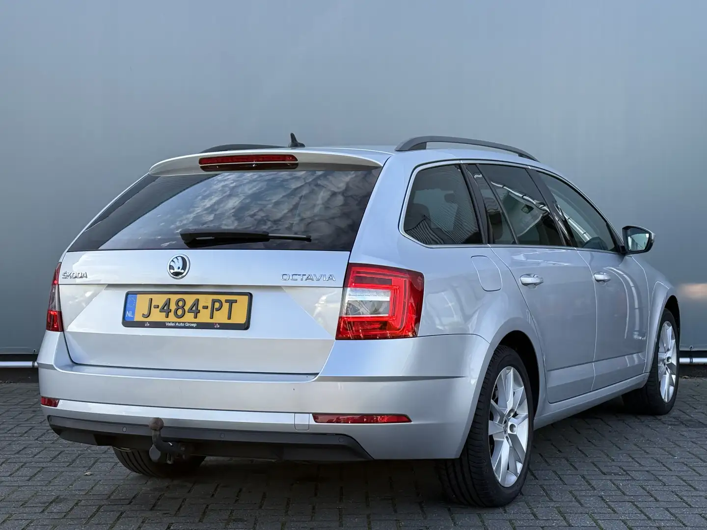 Skoda Octavia Combi BWJ 2020 1.5 TSI 150 PK Greentech Business E Grijs - 2