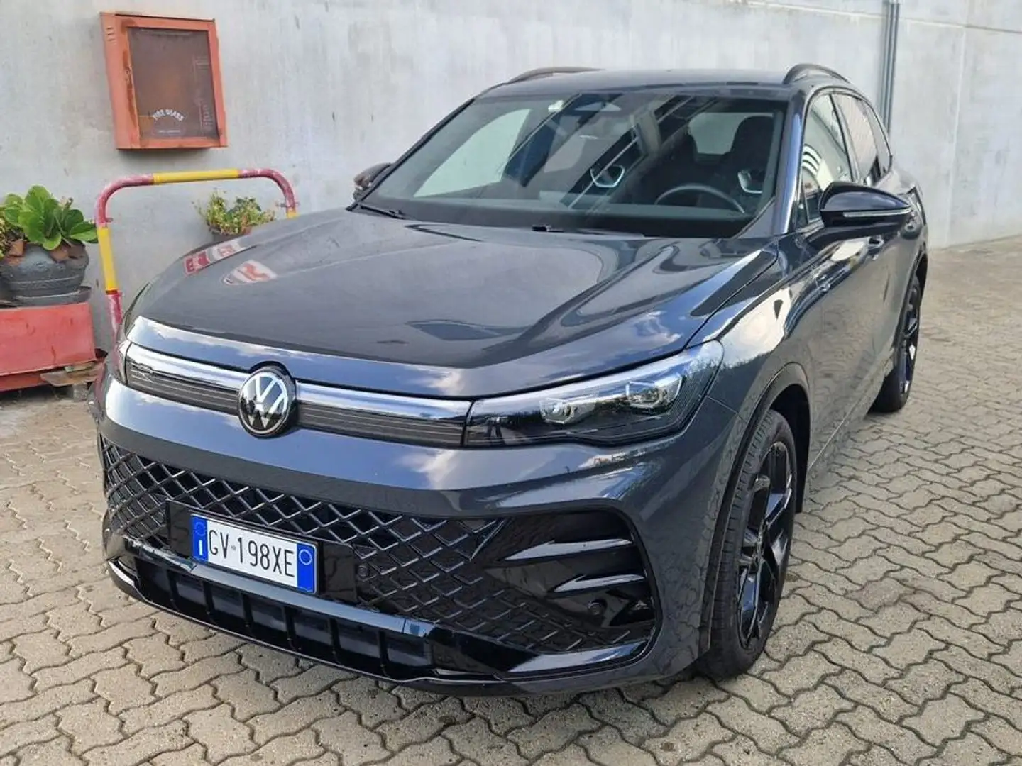 Volkswagen Tiguan Tiguan III 2024 2.0 tdi R-Line 150cv dsg Grijs - 2