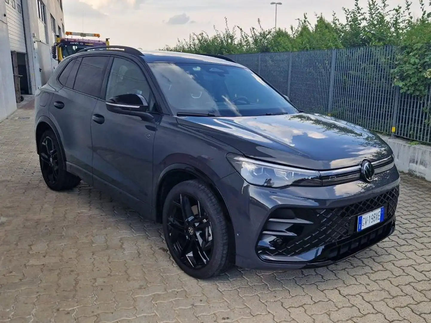 Volkswagen Tiguan Tiguan III 2024 2.0 tdi R-Line 150cv dsg Grijs - 1