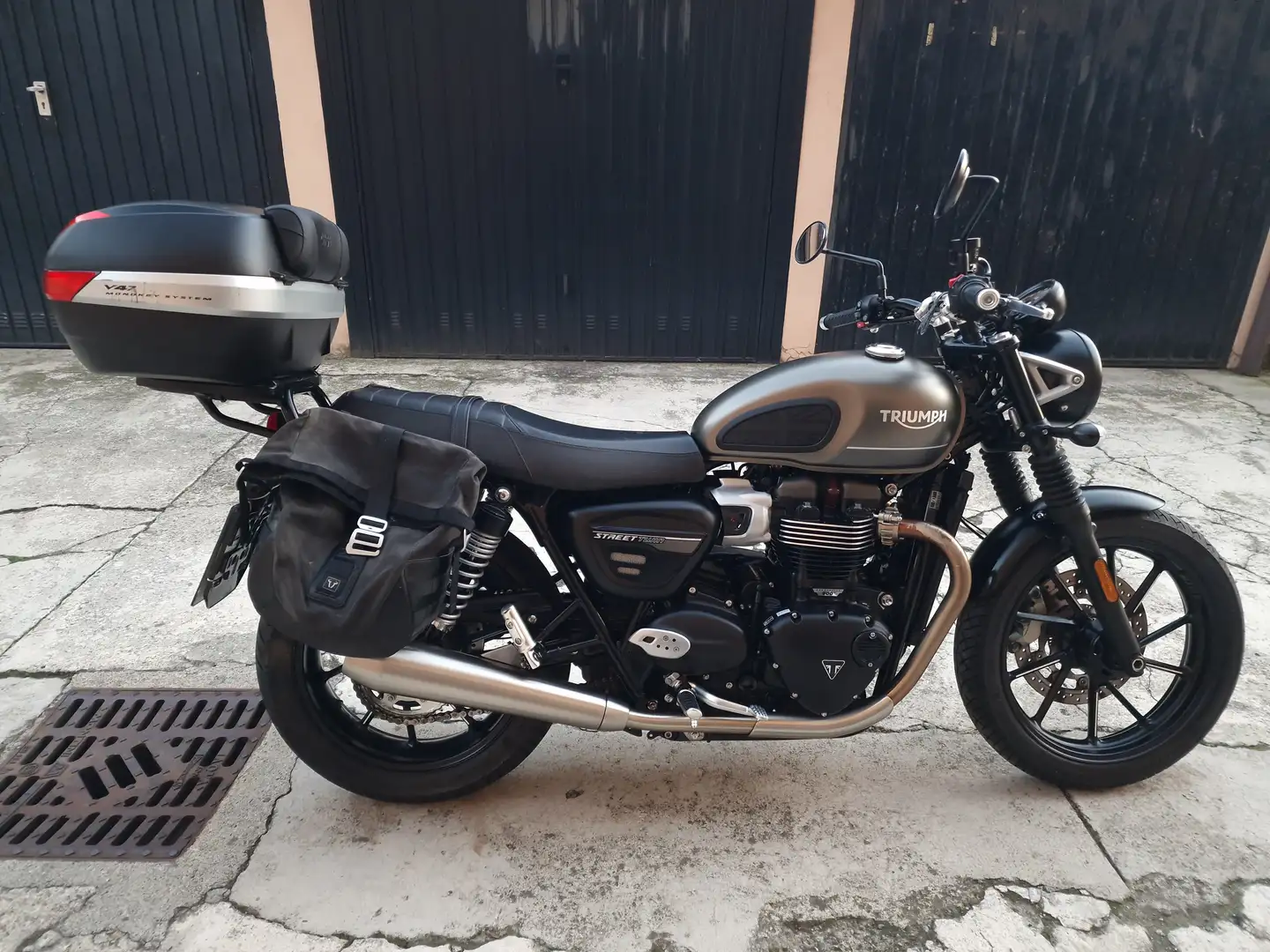 Triumph Street Twin 900 Grigio - 1