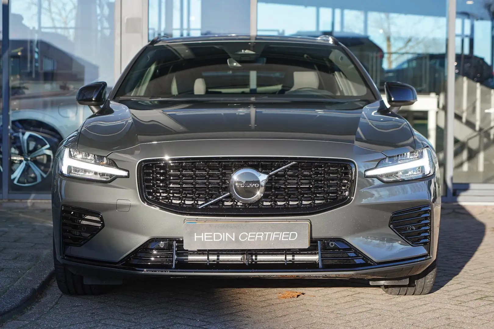 Volvo V60 2.0 T8 Plug-in hybrid AWD Plus Dark 455 PK | Long Grün - 2