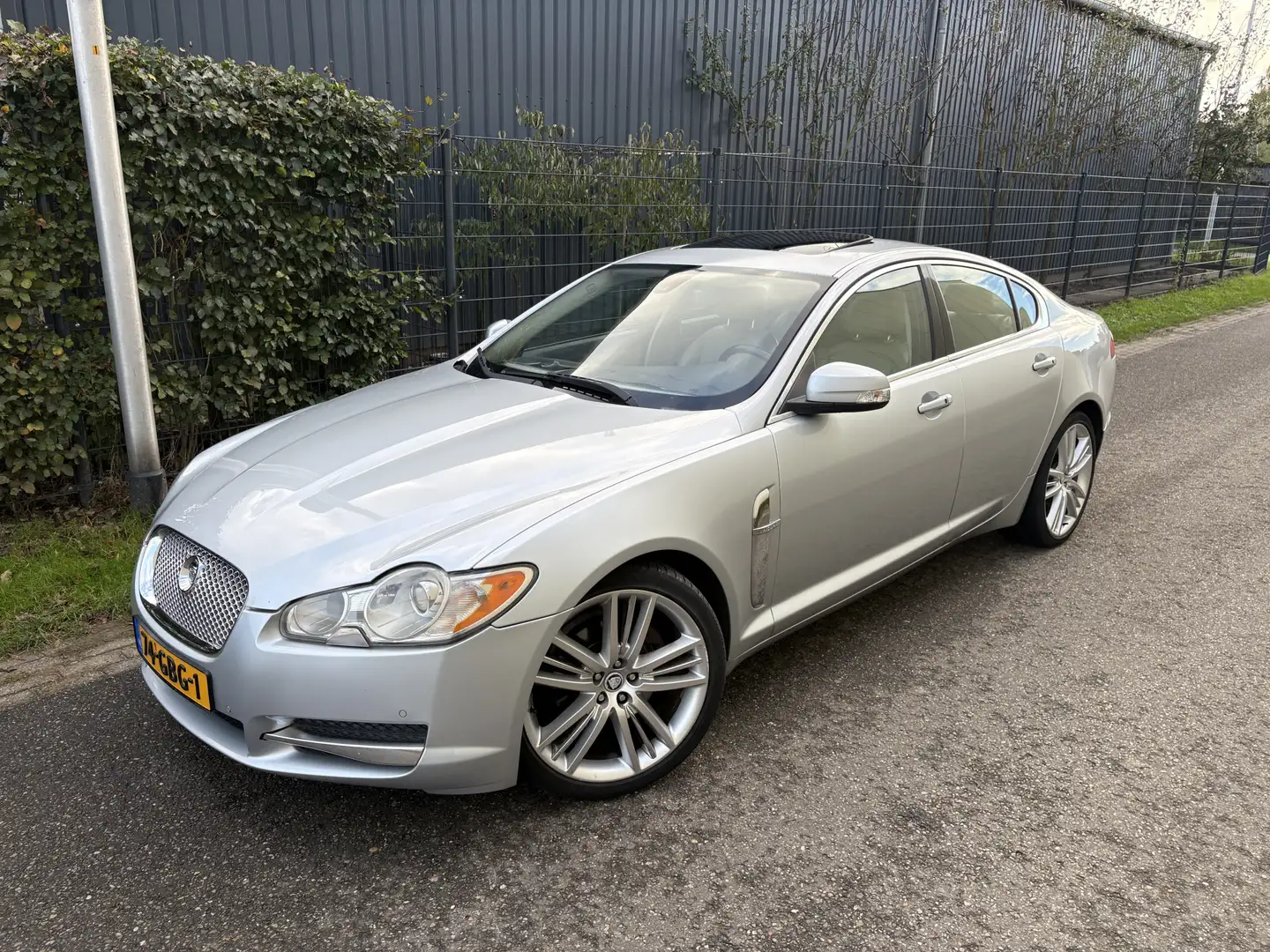 Jaguar XF 2.7D V6 Premium Luxury / AUTOMAAT / SCHUIFDAK / NA Grijs - 2