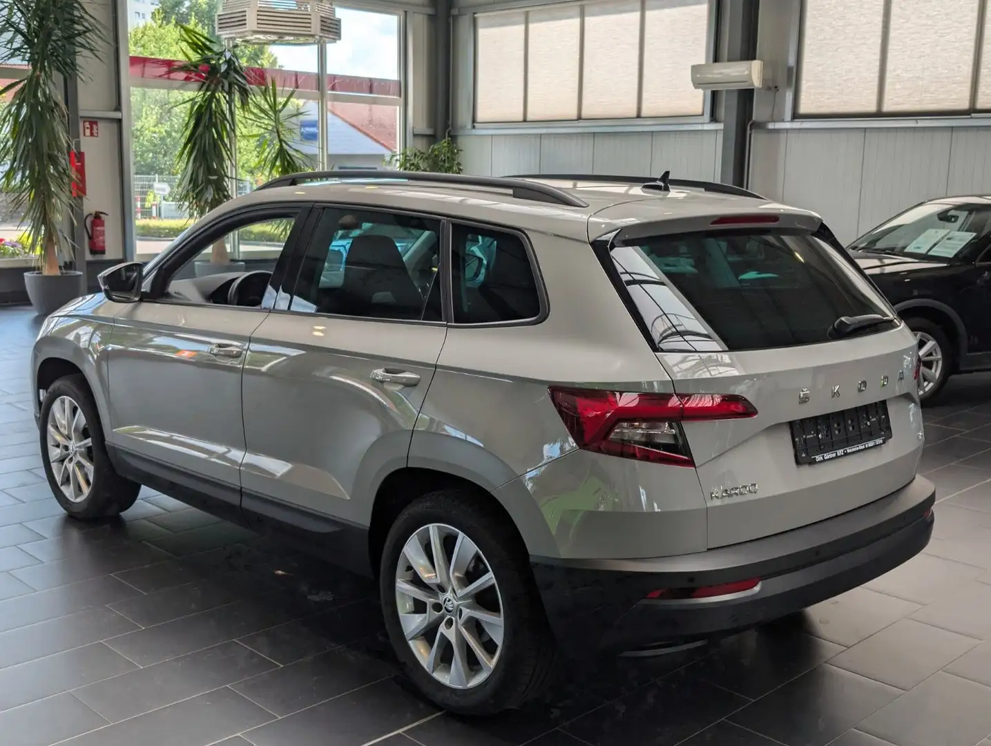 Skoda Karoq 2.0 TDI SCR 4x4 DSG Style 8-fach 1.Hand Grau - 2