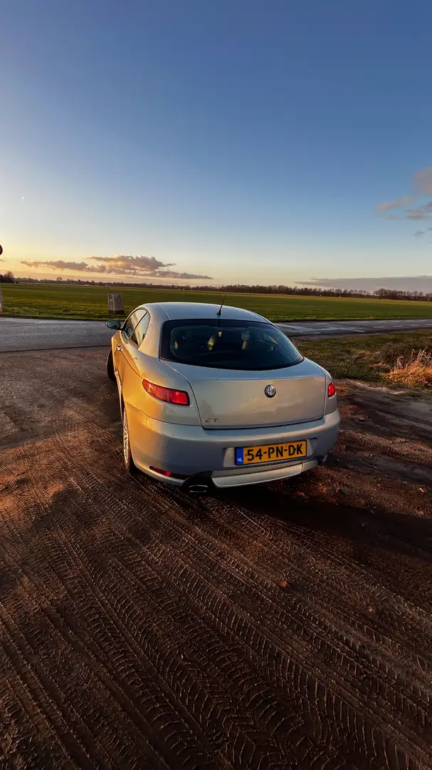 Alfa Romeo GT 2.0 JTS Selespeed Distinctive - 2