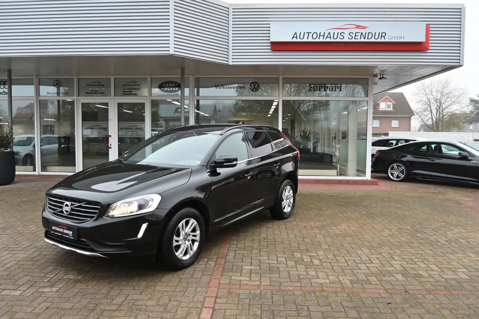 Volvo XC60 Momentum 2WD *NAVI*AUTOMATIK Schwarz - 1