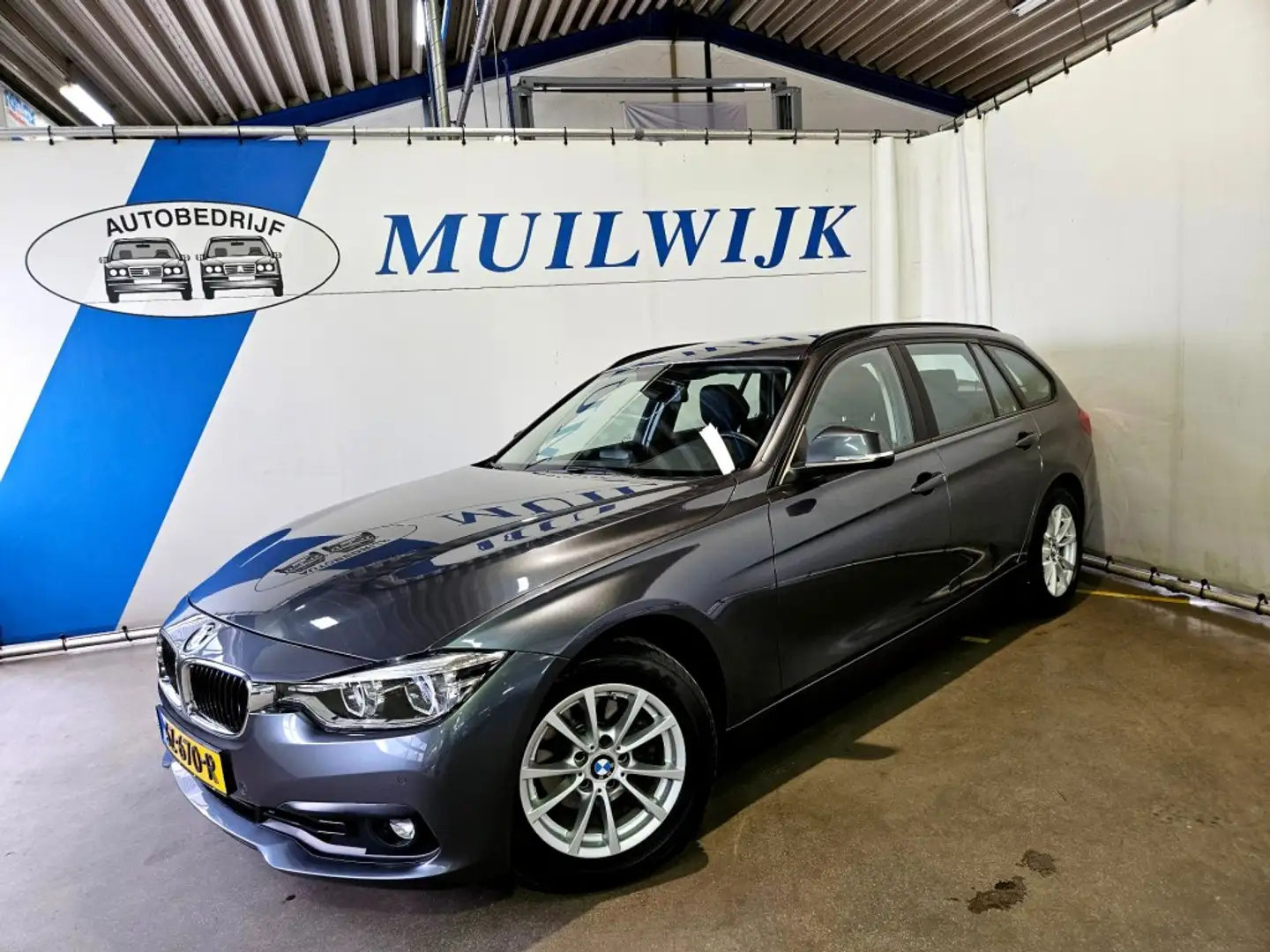 BMW 318 Touring 318i Executive / Navi / Full LED / NL Auto Grijs - 1