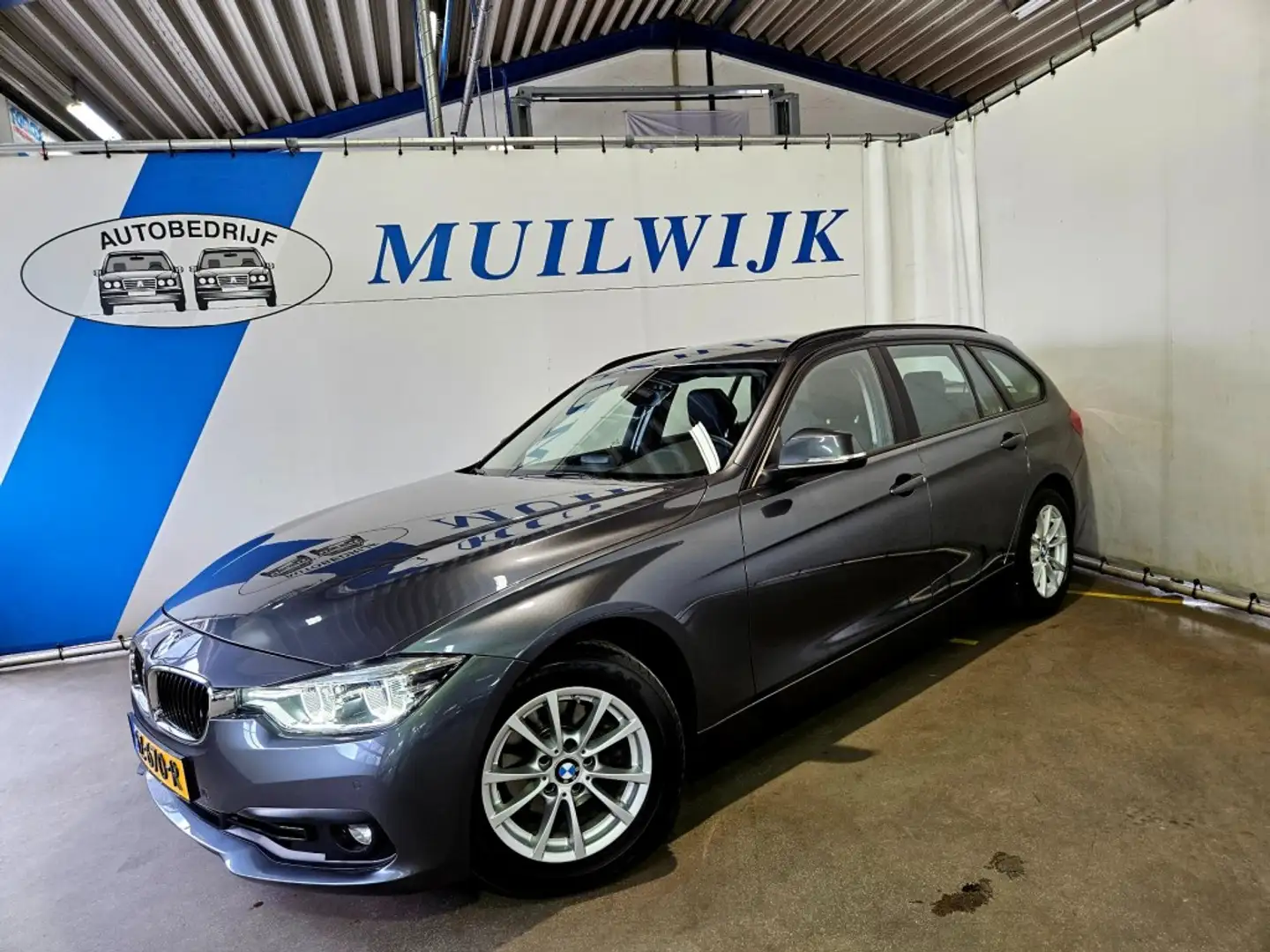 BMW 318 Touring 318i Executive / Navi / Full LED / NL Auto Grijs - 2