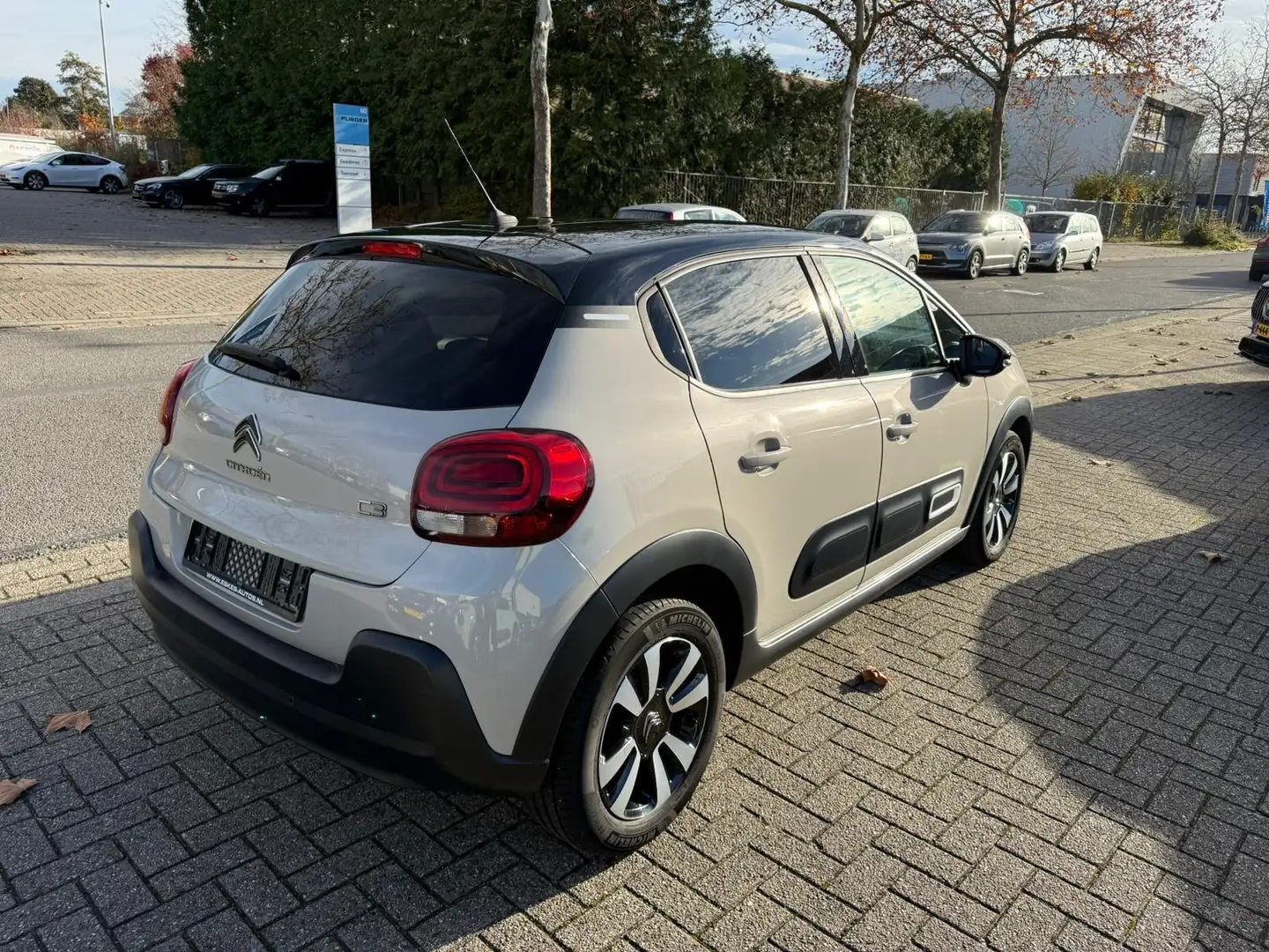 Citroen C3 1.2 PureTech Feel, Facelift, Navi, 12 mnd garantie Beige - 2