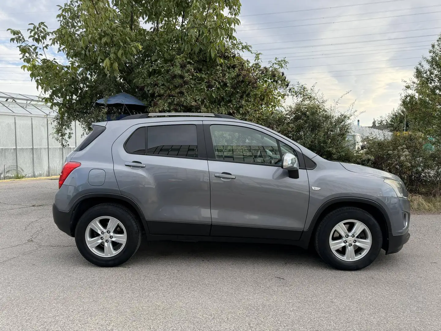Chevrolet Trax 1.6i Benzin ** 52.000km** Pickerl 08/2027 Grau - 2