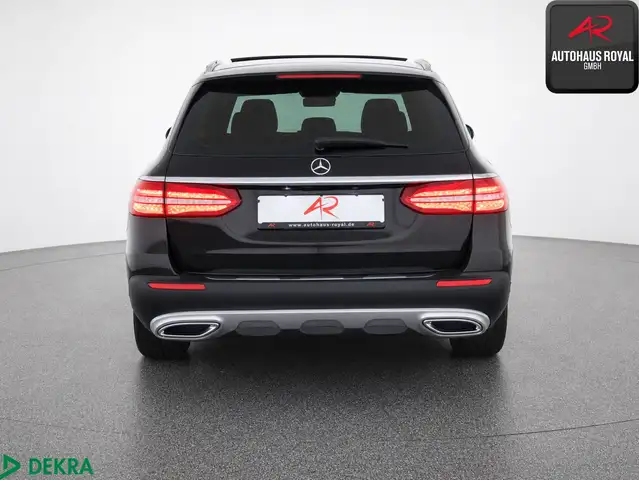 Mercedes-Benz E-Class view 4