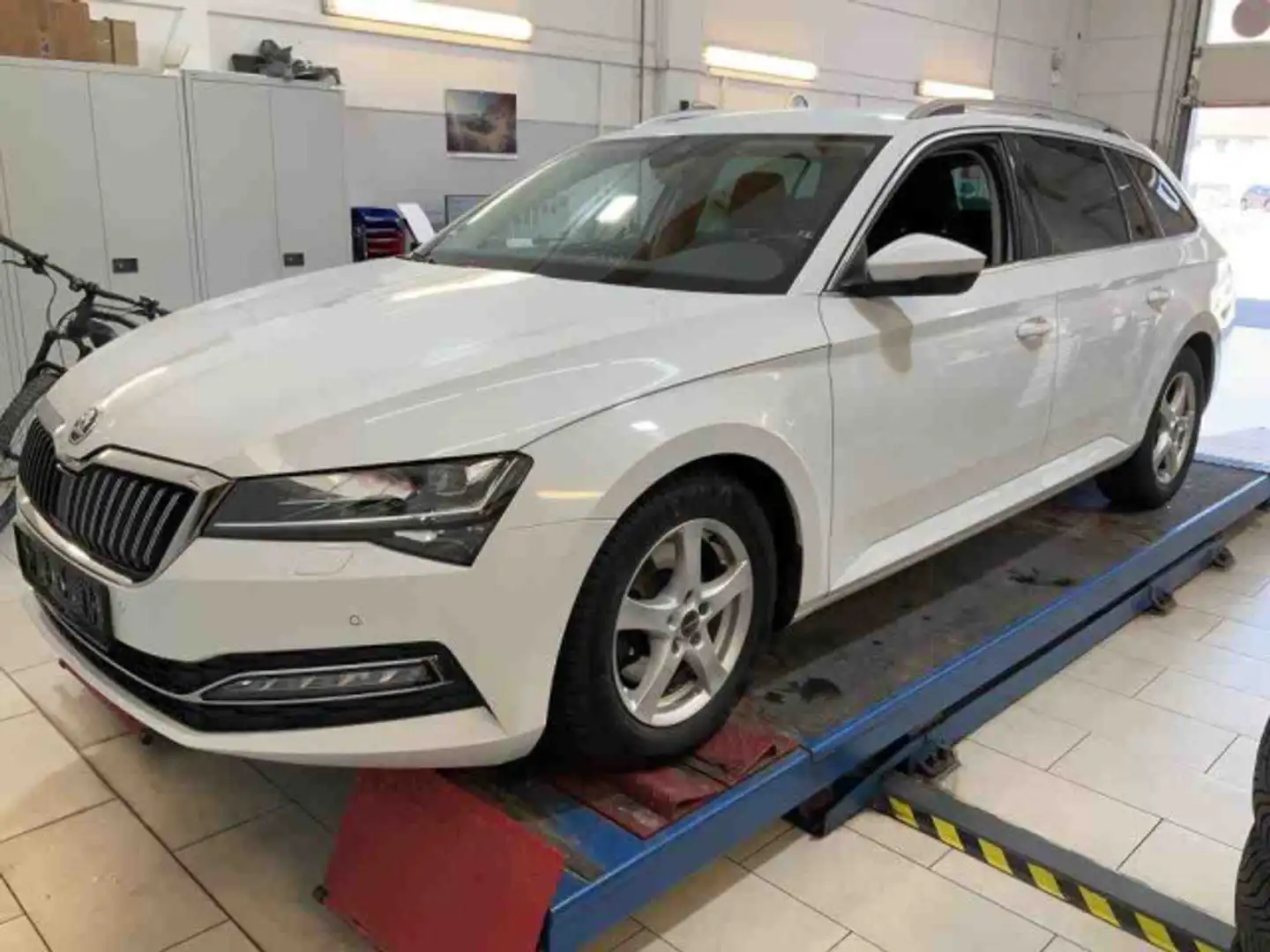 Skoda Superb Combi 2.0 TSI DSG STLYE MATRIX+NAVI+AHK Weiß - 2