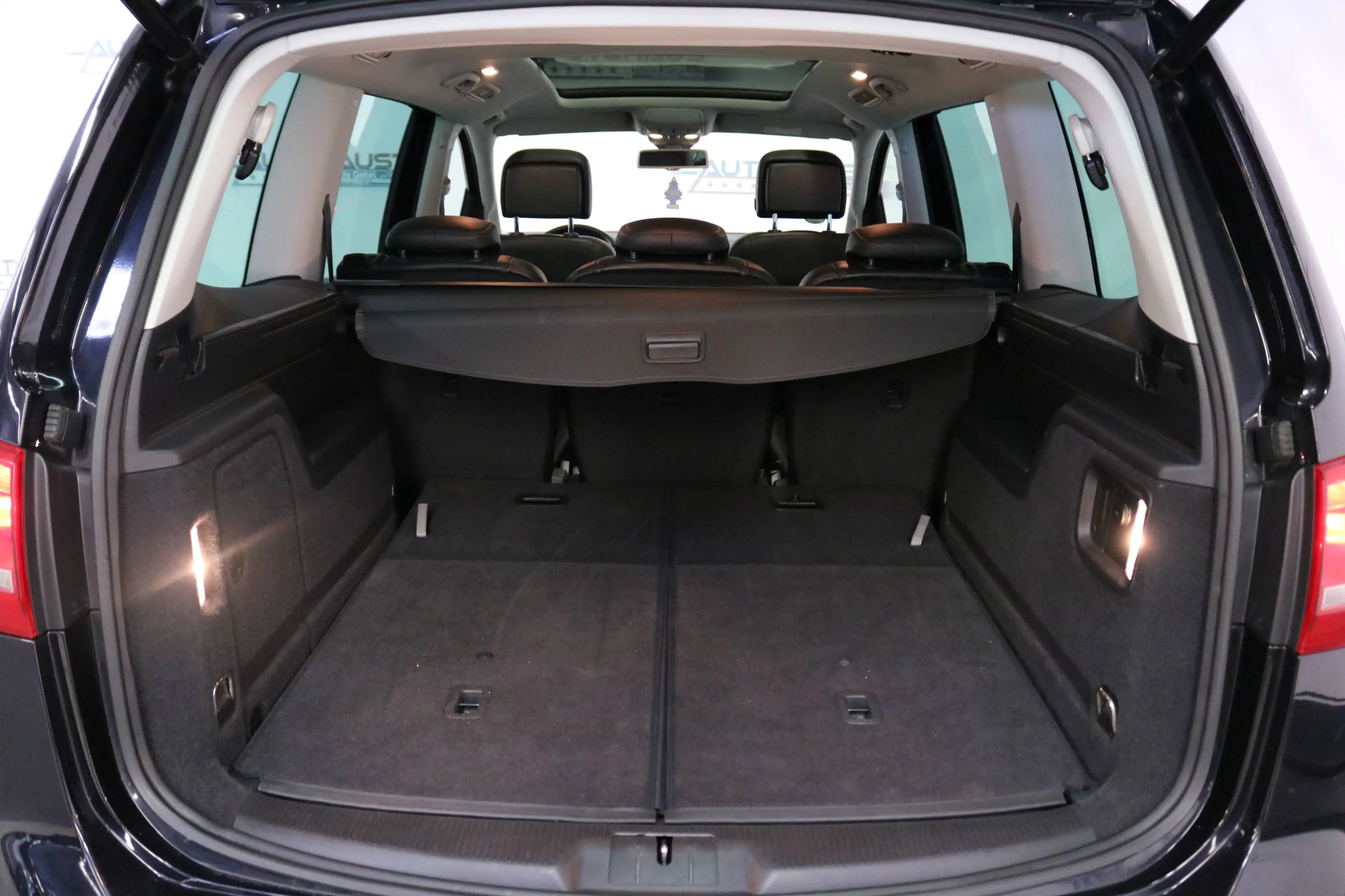 Volkswagen Sharan 2.0TDI Highline BMT 4Motion 7SITZER*NAVI*PANO*SHZ*LEDER*LED*XENON*PDC*u.v.m — photo 11