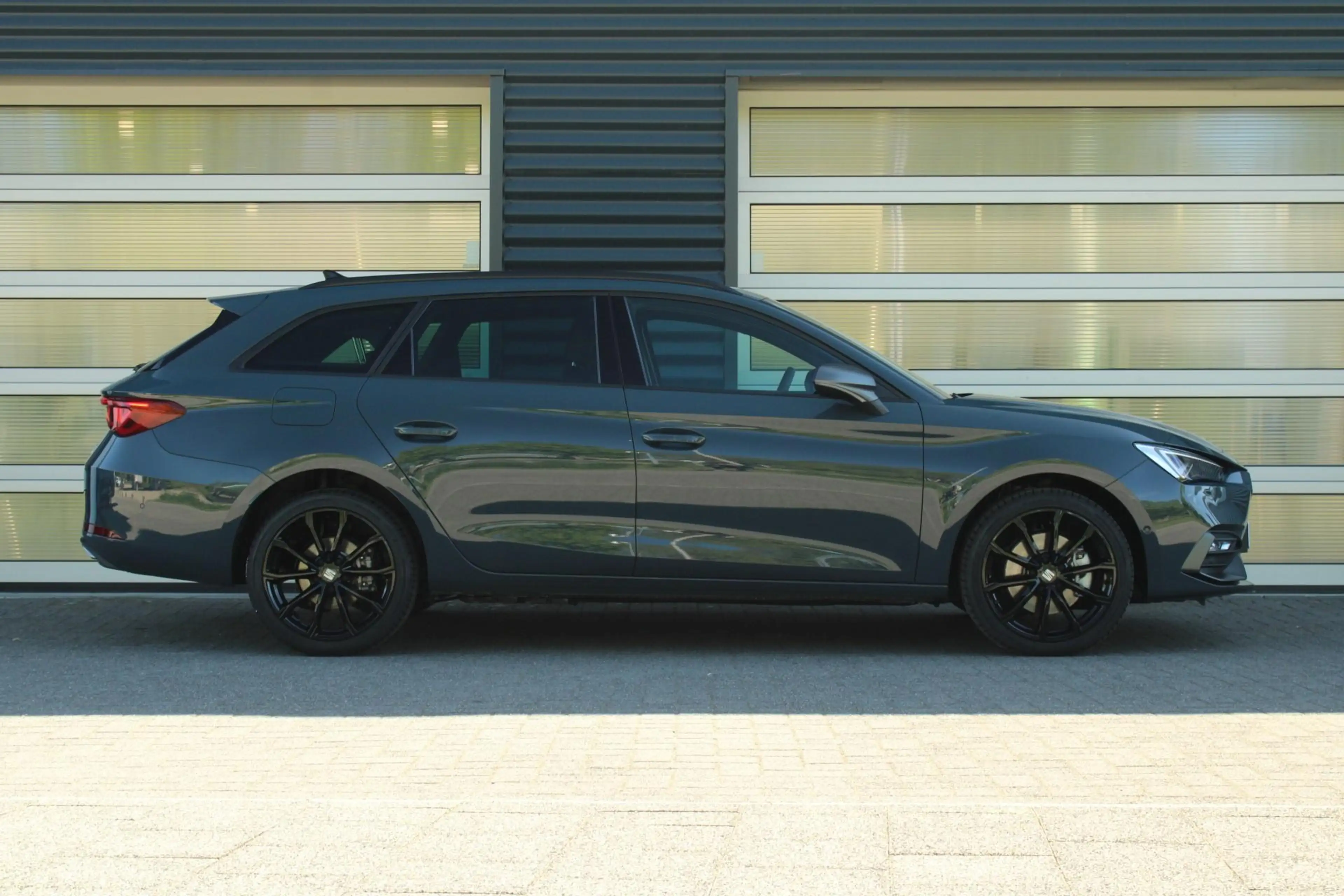 SEAT Leon e-Hybrid Sportstourer 1.5 TSI 204pk FR Business | Midnight — photo 3