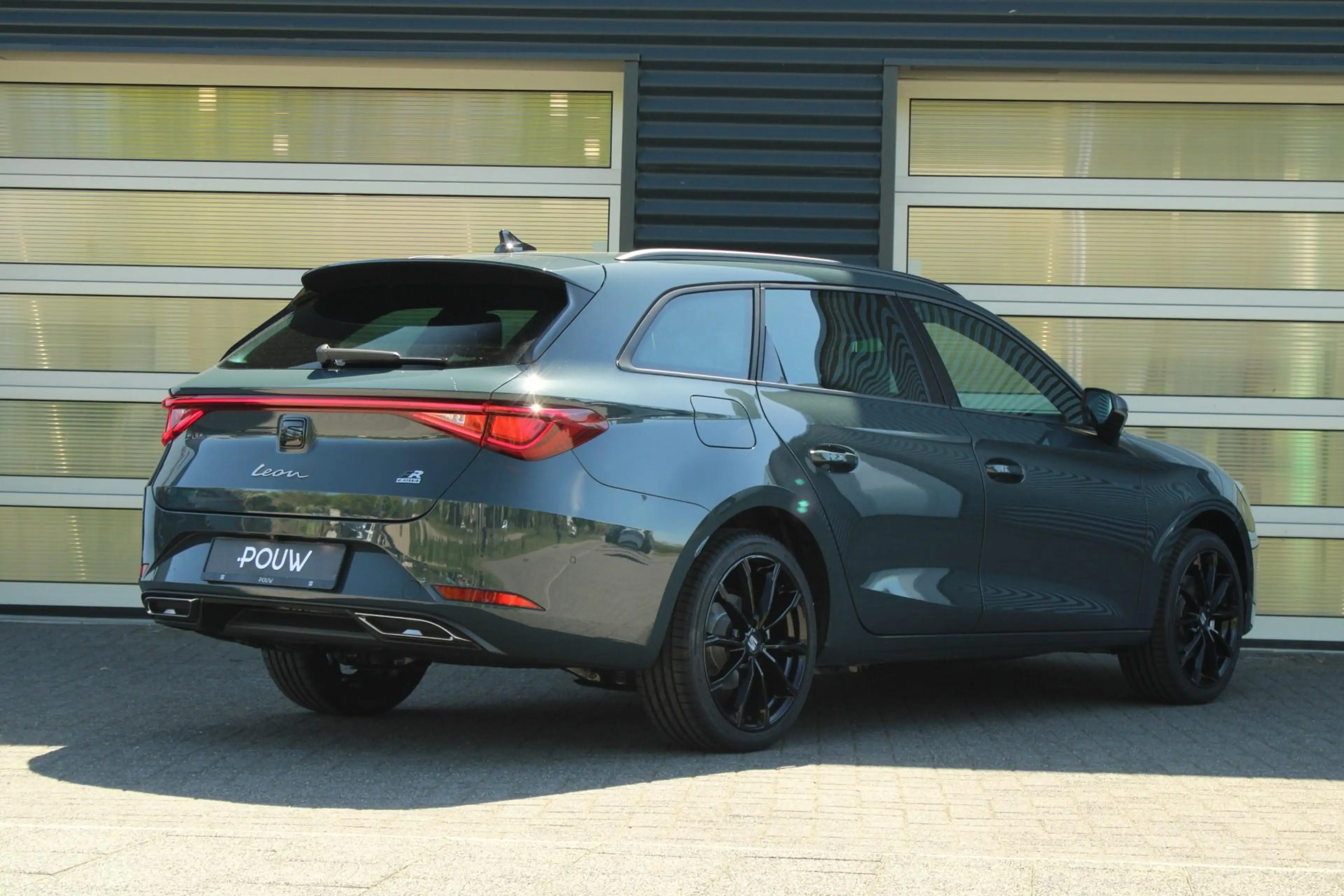 SEAT Leon e-Hybrid Sportstourer 1.5 TSI 204pk FR Business | Midnight — photo 2