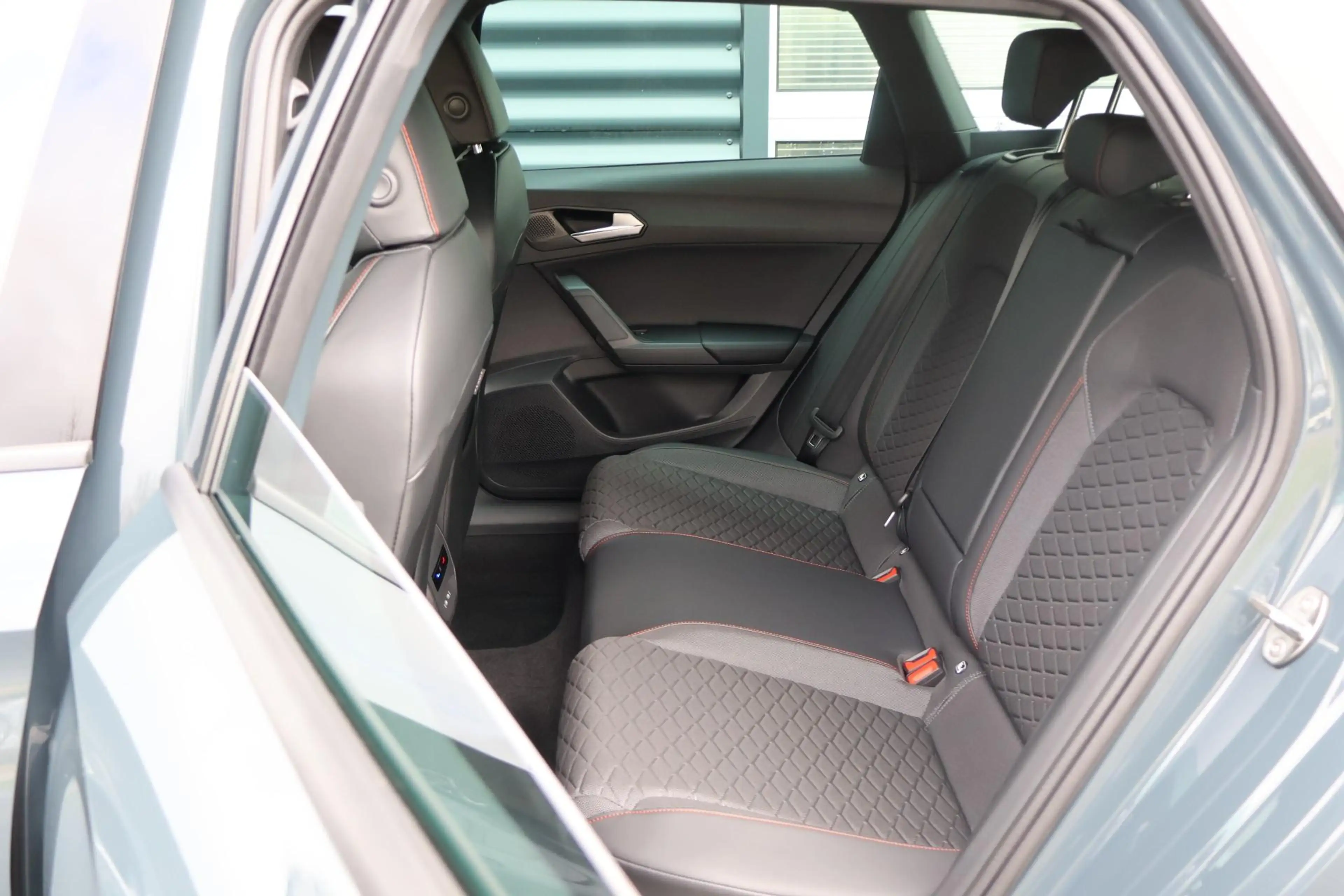 SEAT Leon e-Hybrid Sportstourer 1.5 TSI 204pk FR Business | Midnight — photo 6