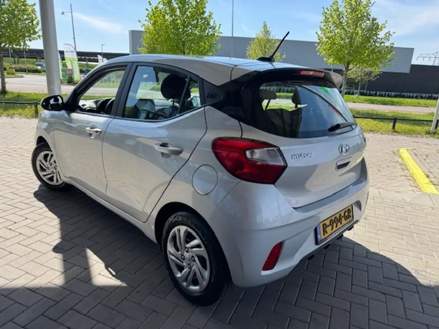 Hyundai i10 1.0 COMFORT 5-DRS. + APPLE CARPLAY/AIRCO Grijs - 2