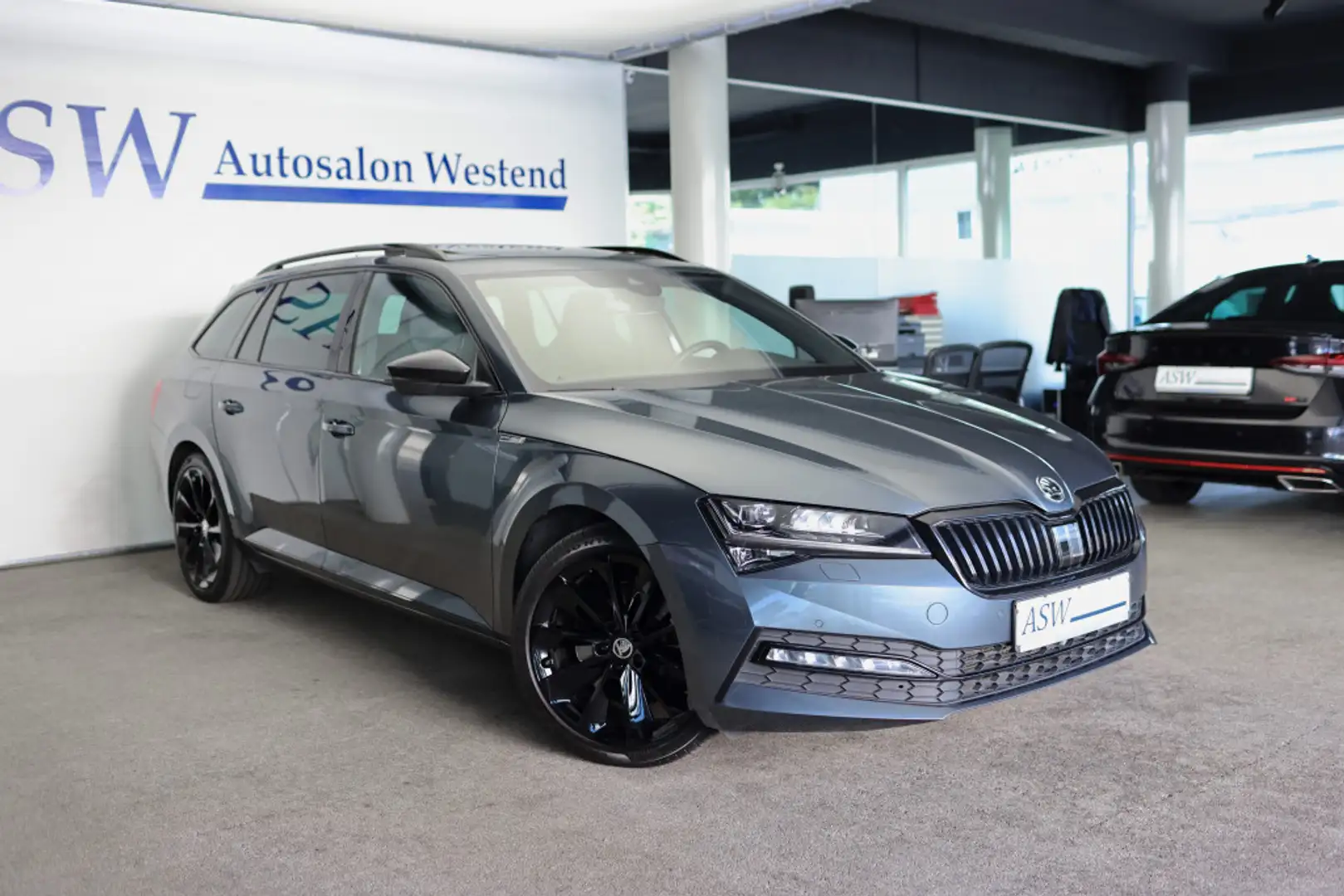 Skoda Superb COMBI 2,0 TSI 4X4 SPORTLINE NP: 64T€ Grau - 1