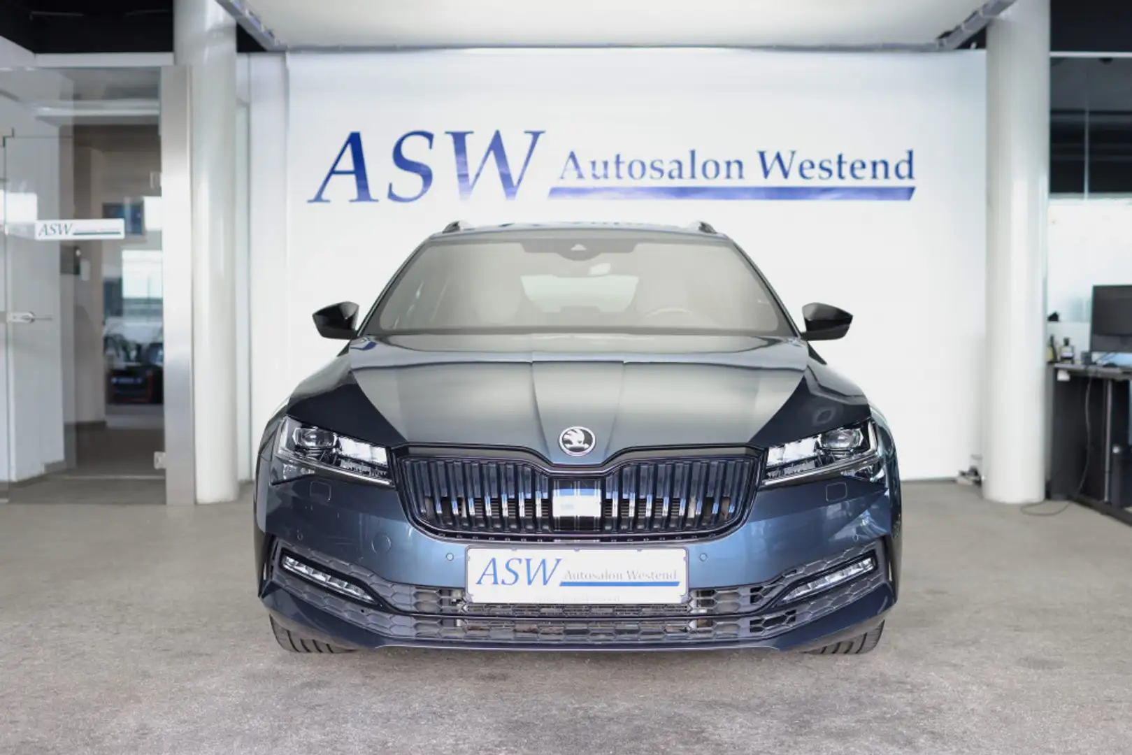 Skoda Superb COMBI 2,0 TSI 4X4 SPORTLINE NP: 64T€ Grau - 2