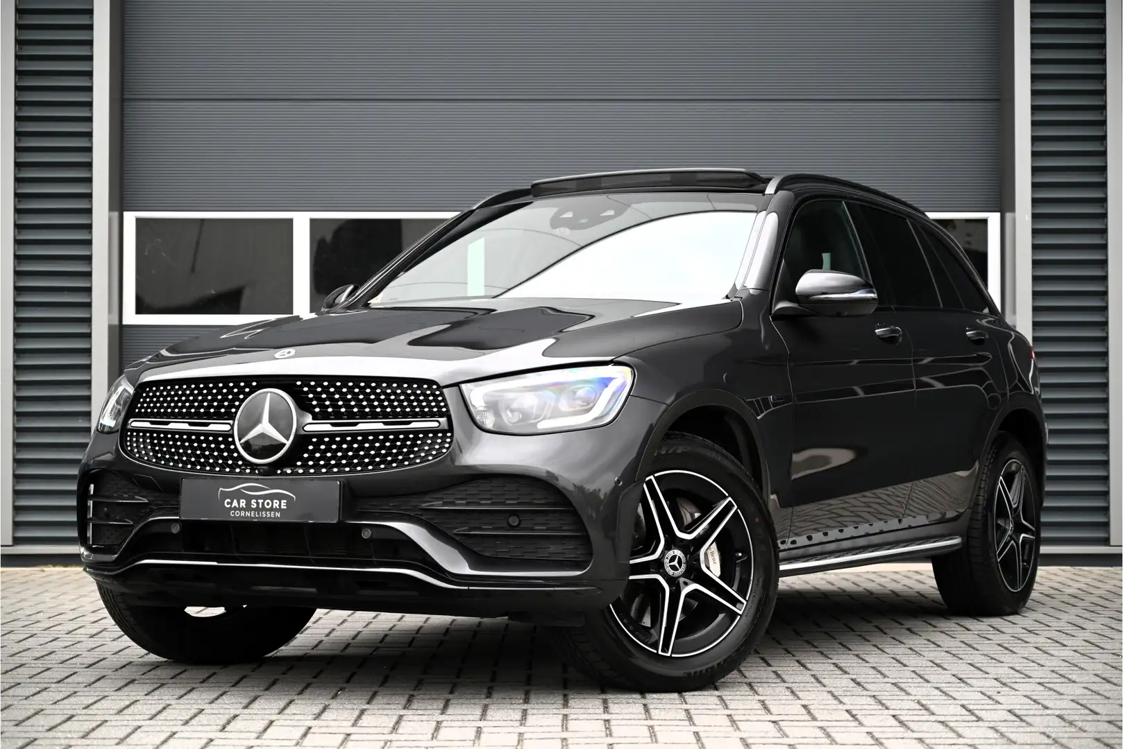 Mercedes-Benz GLC 300 300e 4MATIC AMG / PANO / NIGHT / BURMESTER / LED / Grijs - 1