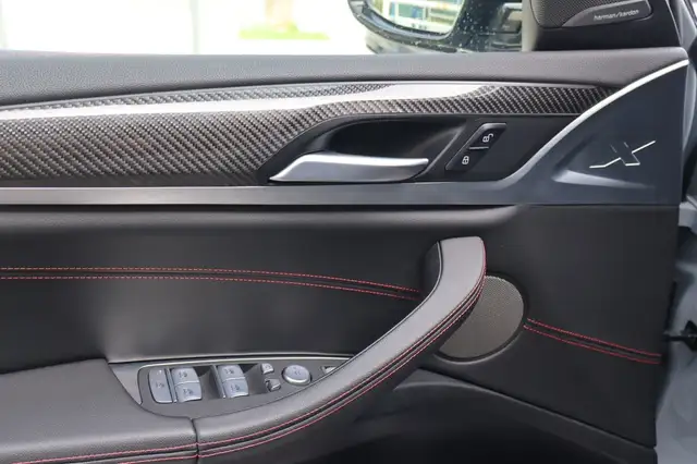BMW X4 view 11