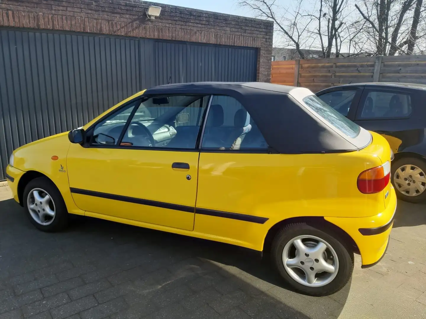 Fiat Punto Punto Cabrio 8V Желтый - 1