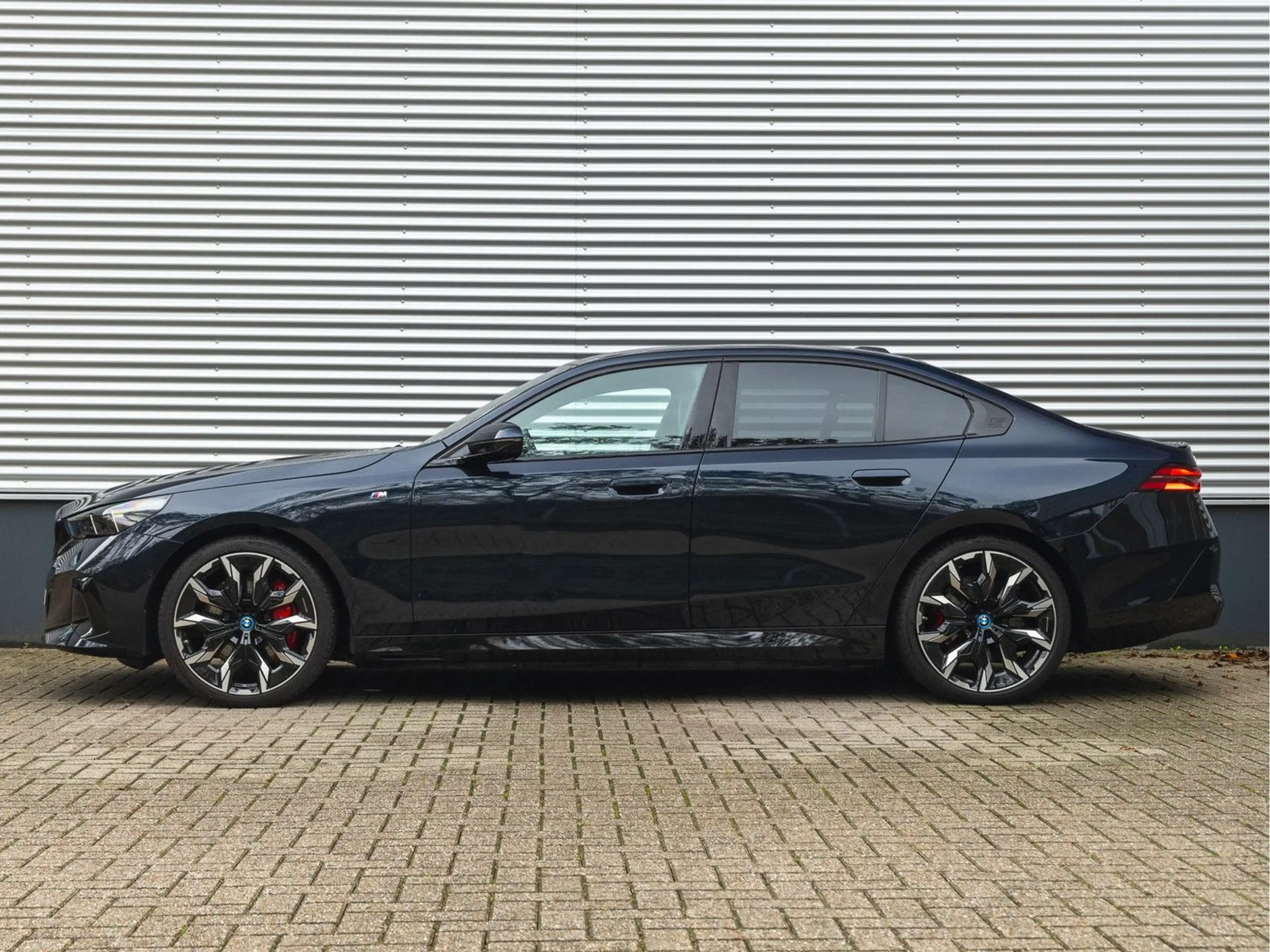 BMW i5 eDrive40 M-Sport Pro - Pano - Driving + Parki — photo 7