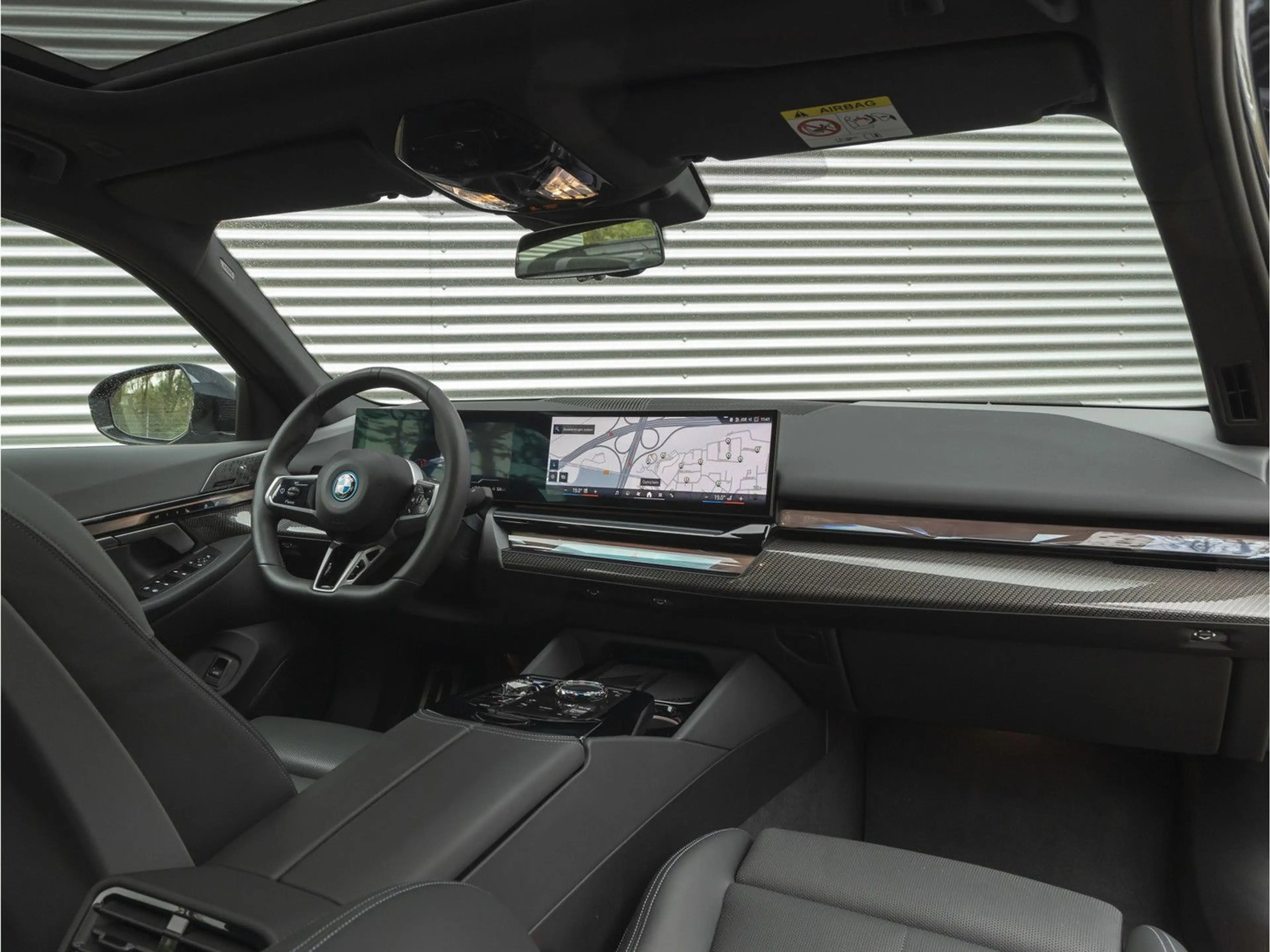 BMW i5 eDrive40 M-Sport Pro - Pano - Driving + Parki — photo 3