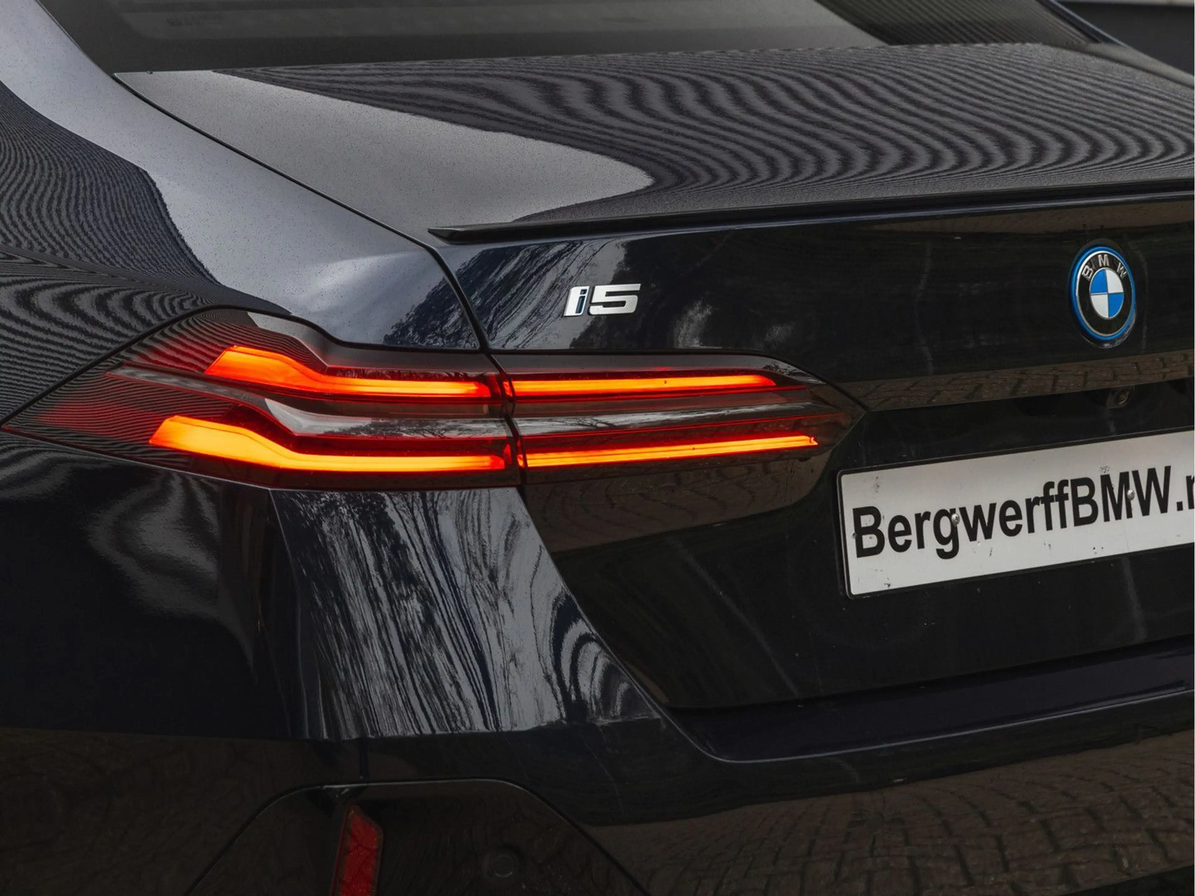 BMW i5 eDrive40 M-Sport Pro - Pano - Driving + Parki — photo 10