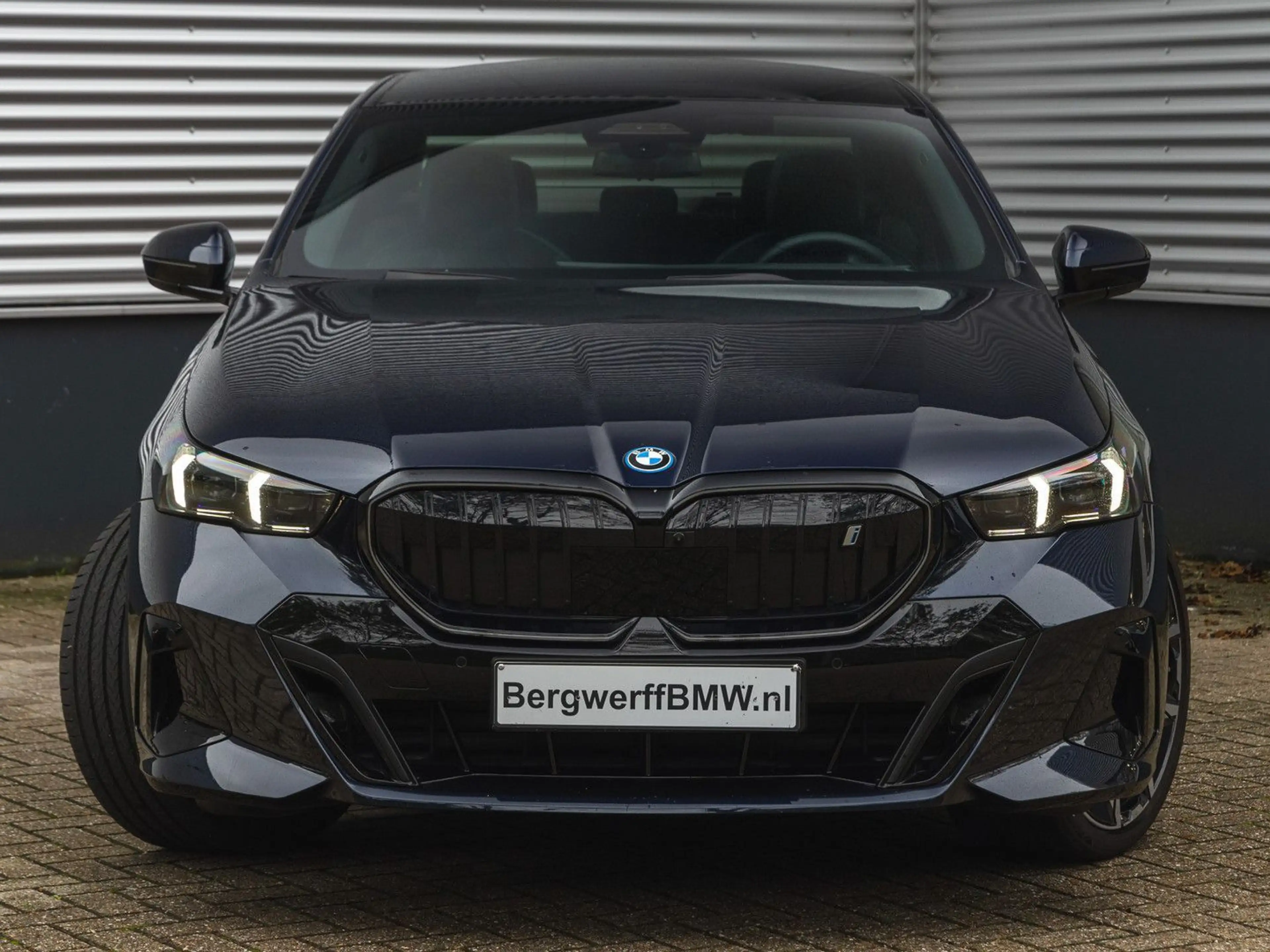 BMW i5 eDrive40 M-Sport Pro - Pano - Driving + Parki — photo 5