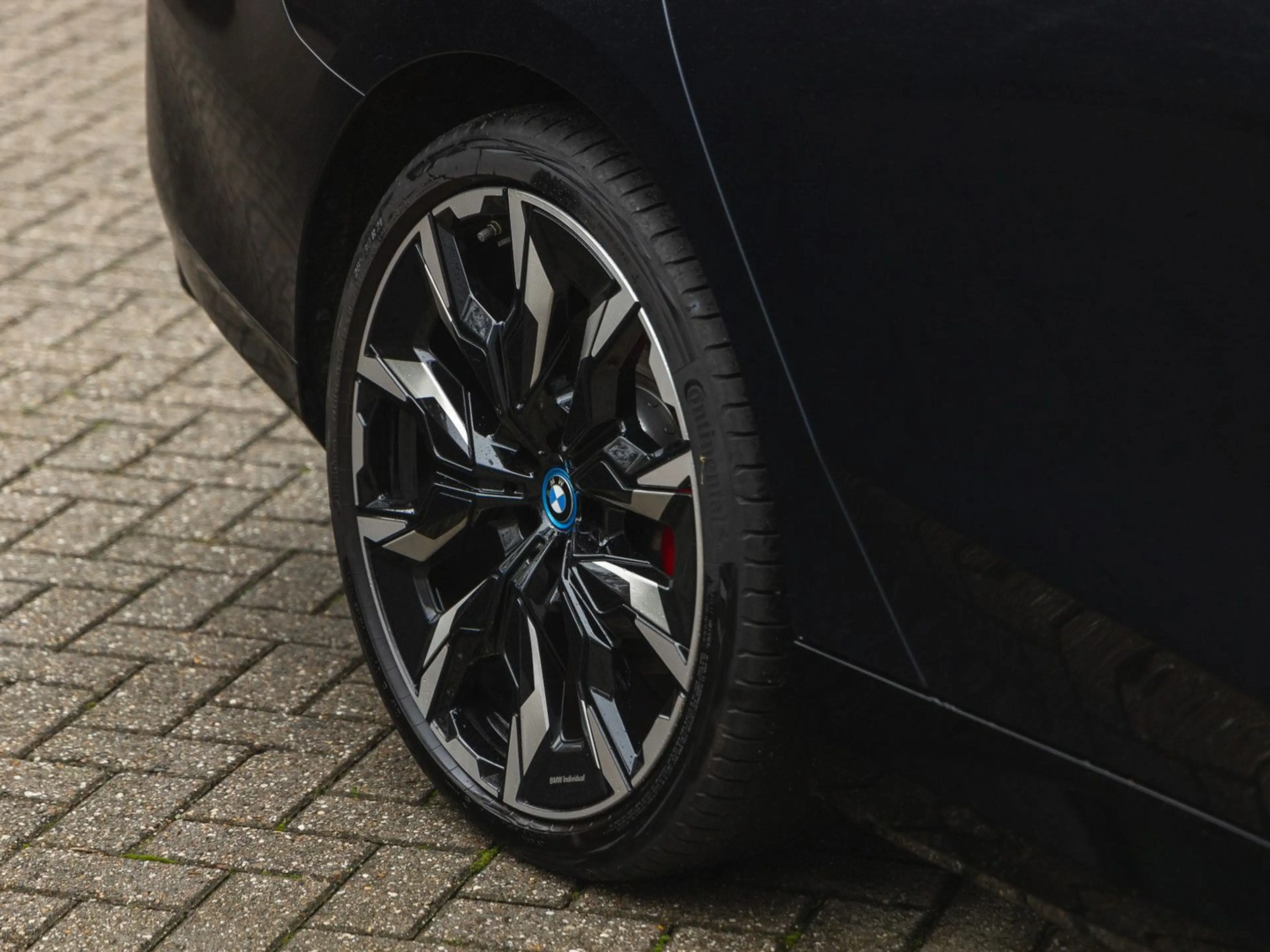 BMW i5 eDrive40 M-Sport Pro - Pano - Driving + Parki — photo 12